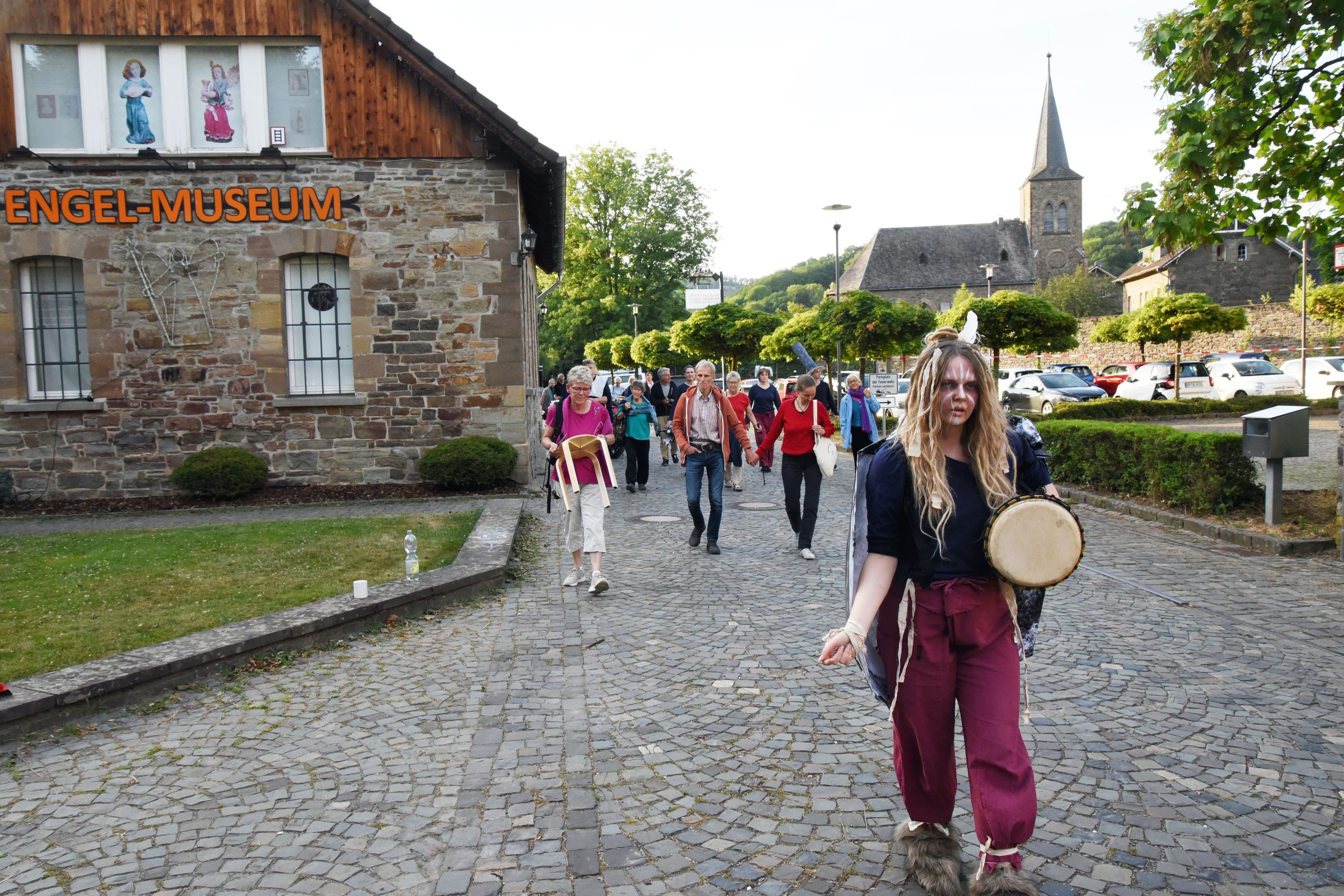 Auf dem Parkplatz vor dem Engel-Museum folgte das Publikum den Schauspielern.
