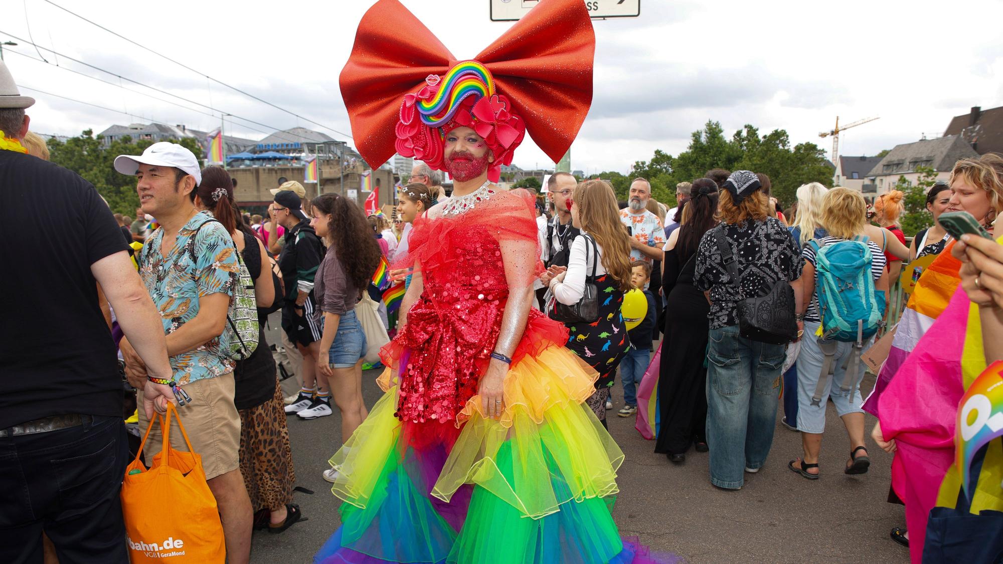 Daniel Hewes.Cologne Pride 2026(CSD-Parade 2026) auf der Hohenzollernbrücke in Köln.