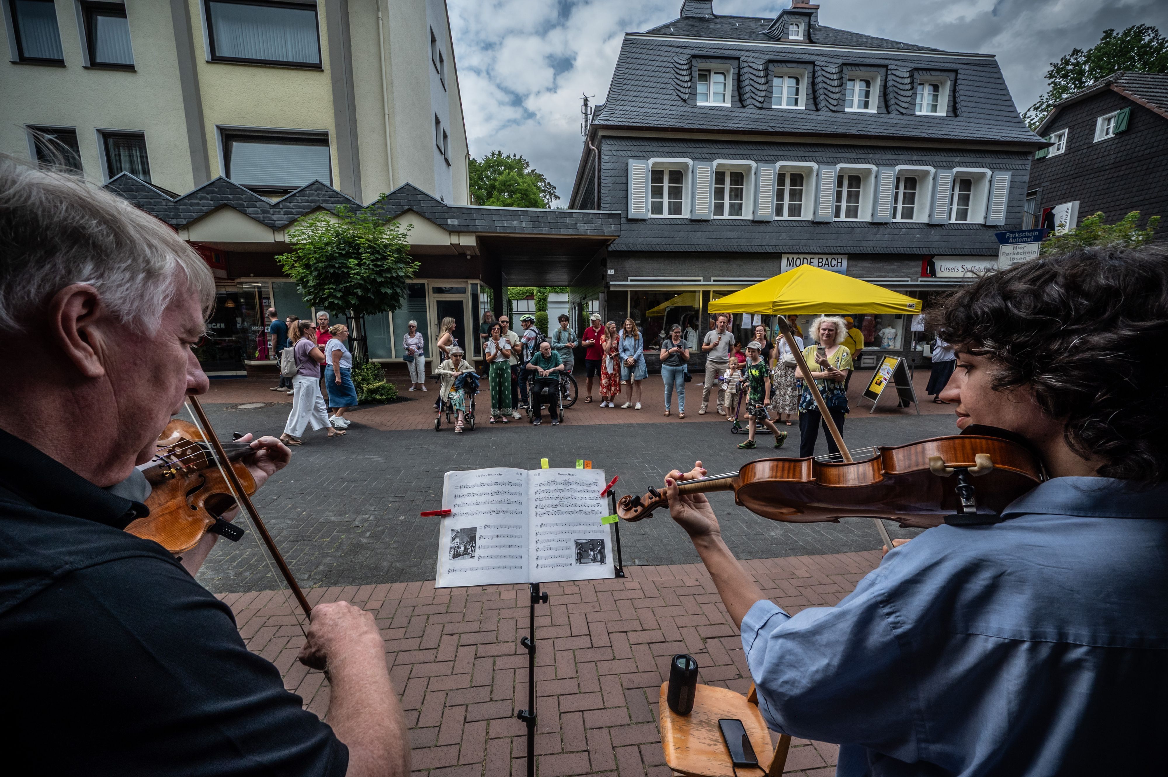 Leichlingen: An  praktisch jeder Ecke wird musiziert, auch in der Brückenstraße.