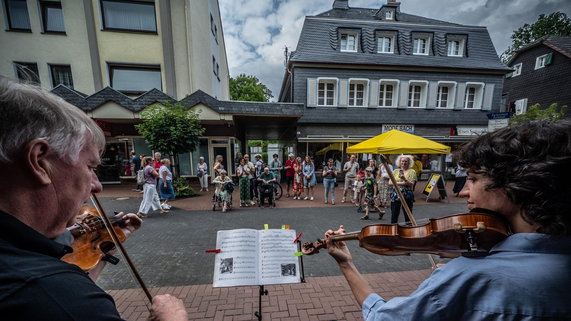 Leichlingen: An praktisch jeder Ecke wird musiziert, auch in der Brückenstraße.