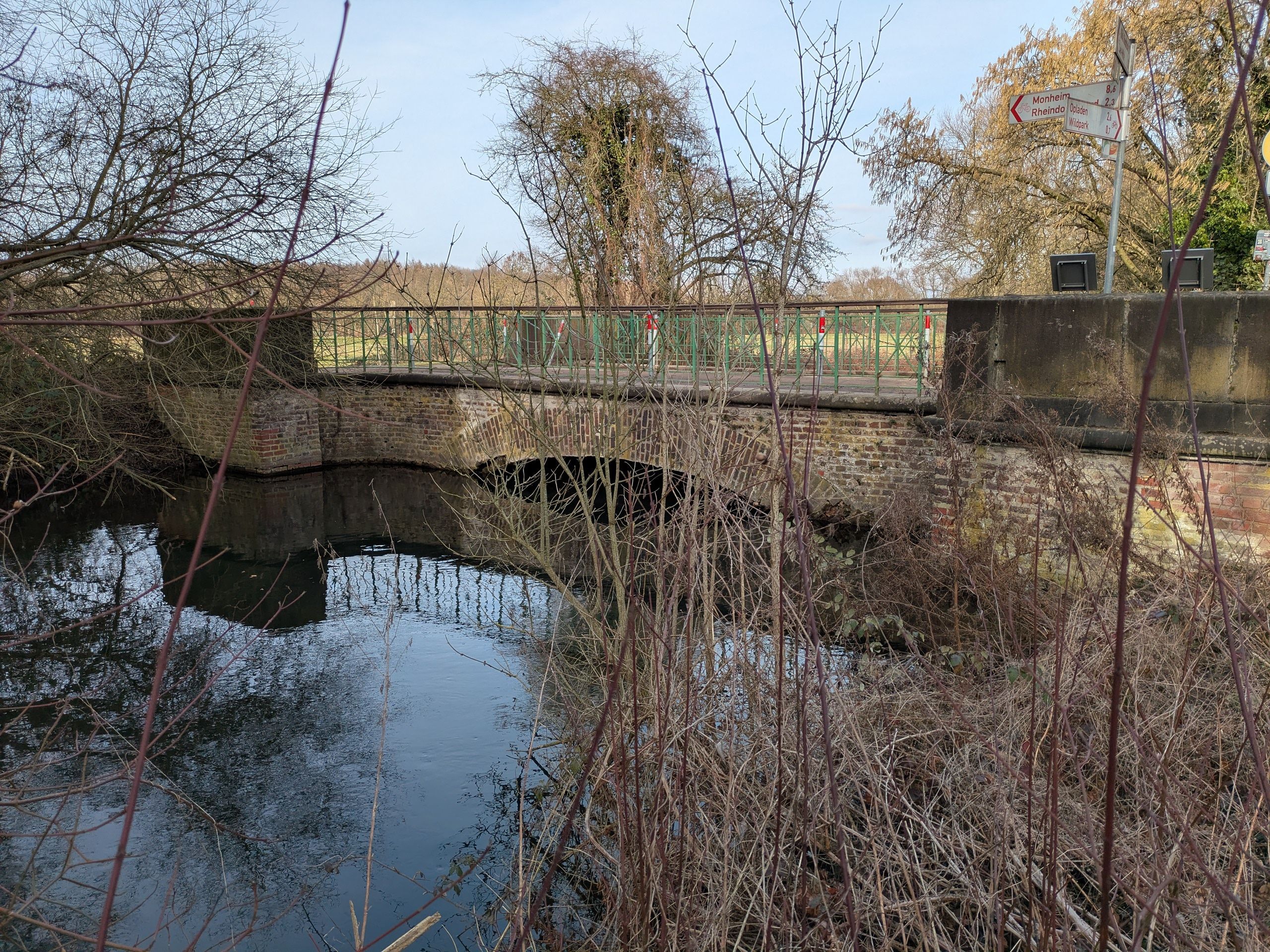 Die Stadt will der Landesförderung die Brücke über den Mühlengraben am Gut Reuschenberg in Bürrig instandsetzen.