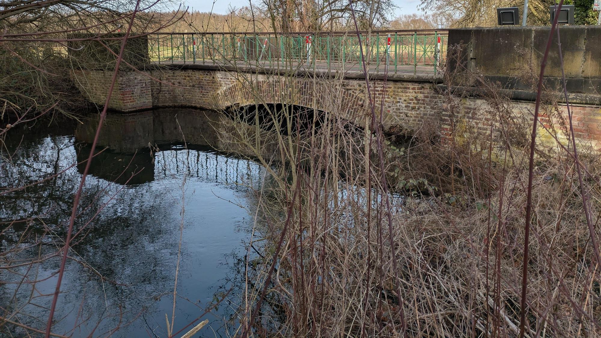 Die Stadt will der Landesförderung die Brücke über den Mühlengraben am Gut Reuschenberg in Bürrig instandsetzen.