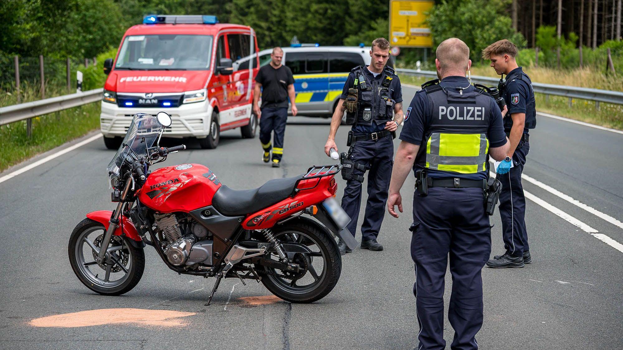 Ein Motorradfahrer aus Lindlar verunglückt mit seiner Sozia, als ein anderer Motorradfahrer auf der B55 bei Olpe trotz doppelter Mittellinie wenden will.