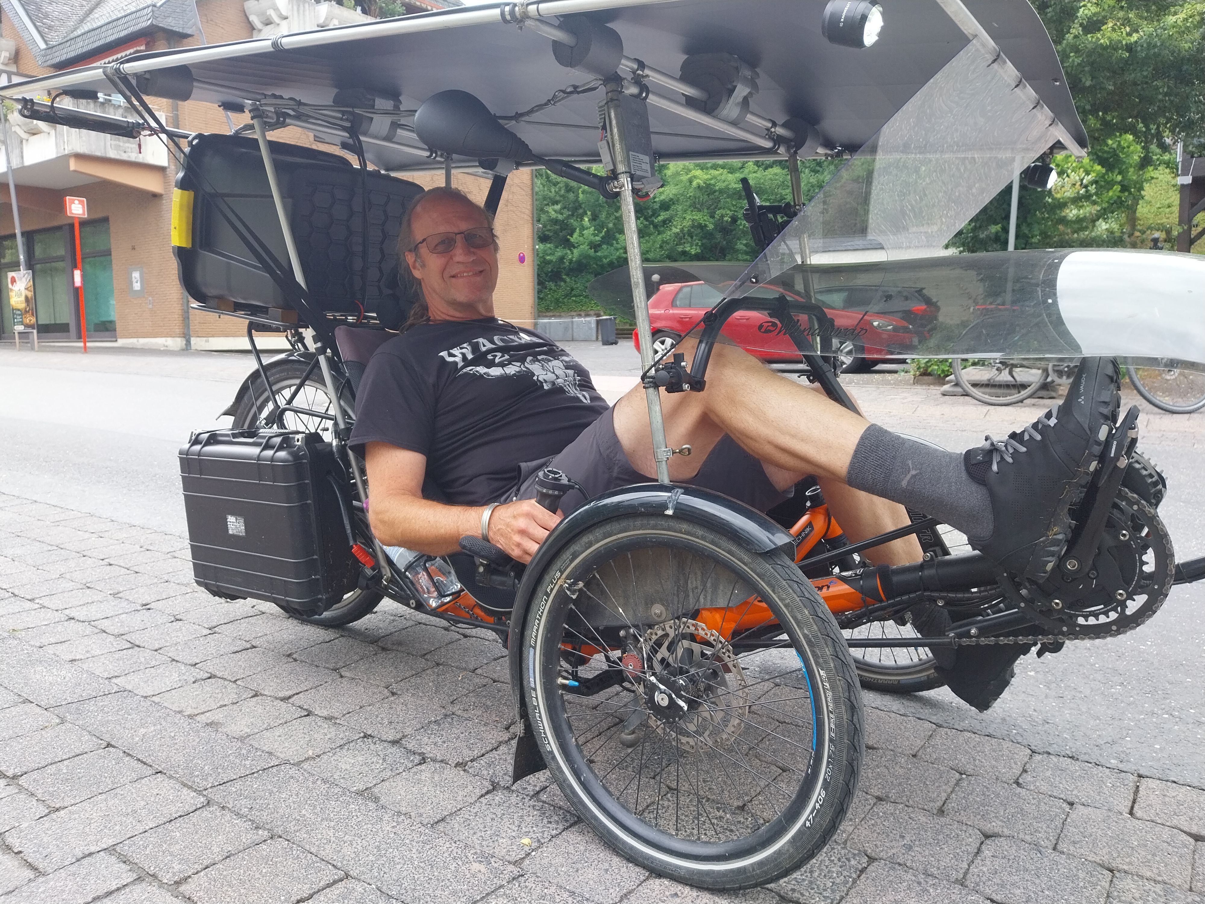 Michael Schmitz aus Herchen fuhr Siegtal pur auf seinem Liegerad mit selbstgebautem Solarmodul.