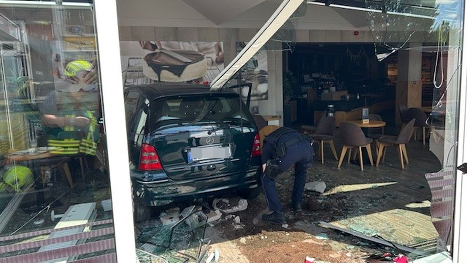 in Bornheim landete ein Pkw im Schaufenster einer Bäckerei.