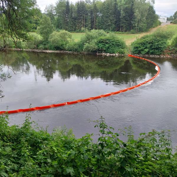 Ölaustritt in die Sieg: Hinter der Präsidentenbrücke setzte die Feuerwehr zwei Ölsperren.