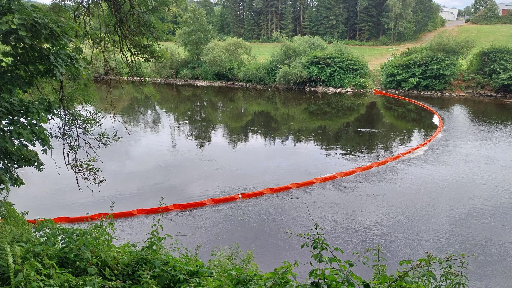 Ölaustritt in die Sieg: Hinter der Präsidentenbrücke setzte die Feuerwehr zwei Ölsperren.