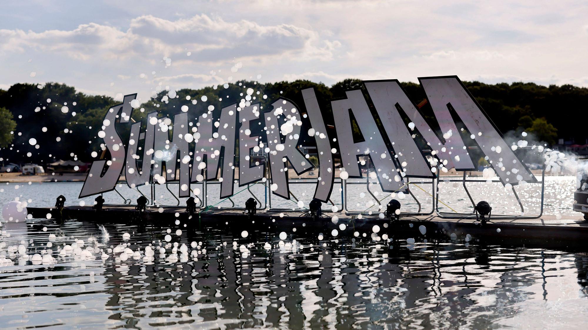 Das Logo des Summerjam auf einem schwimmenden Steg.