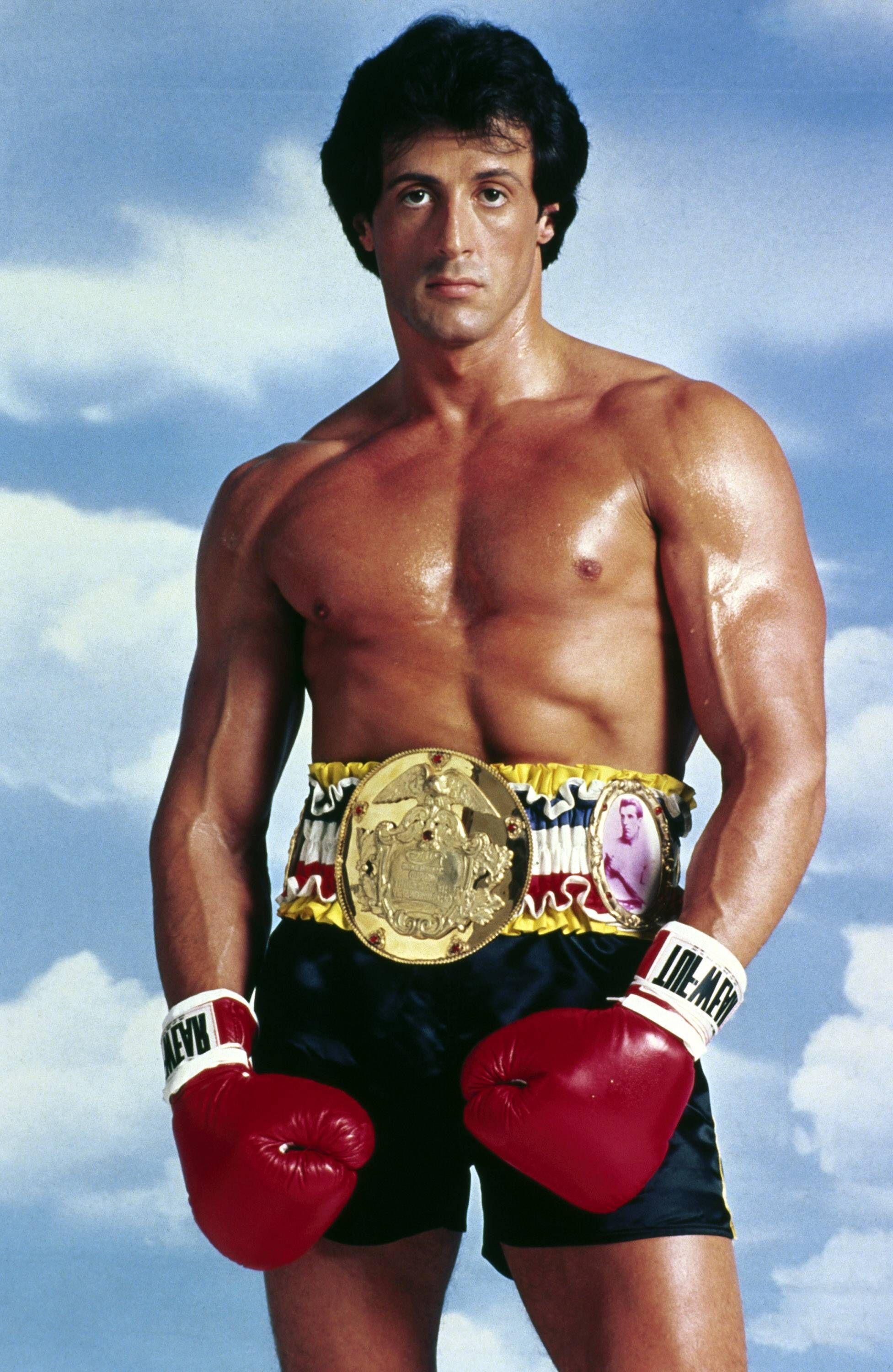 Sylvester Stallone trägt ein Boxkostüm und schaut in die Kamera.