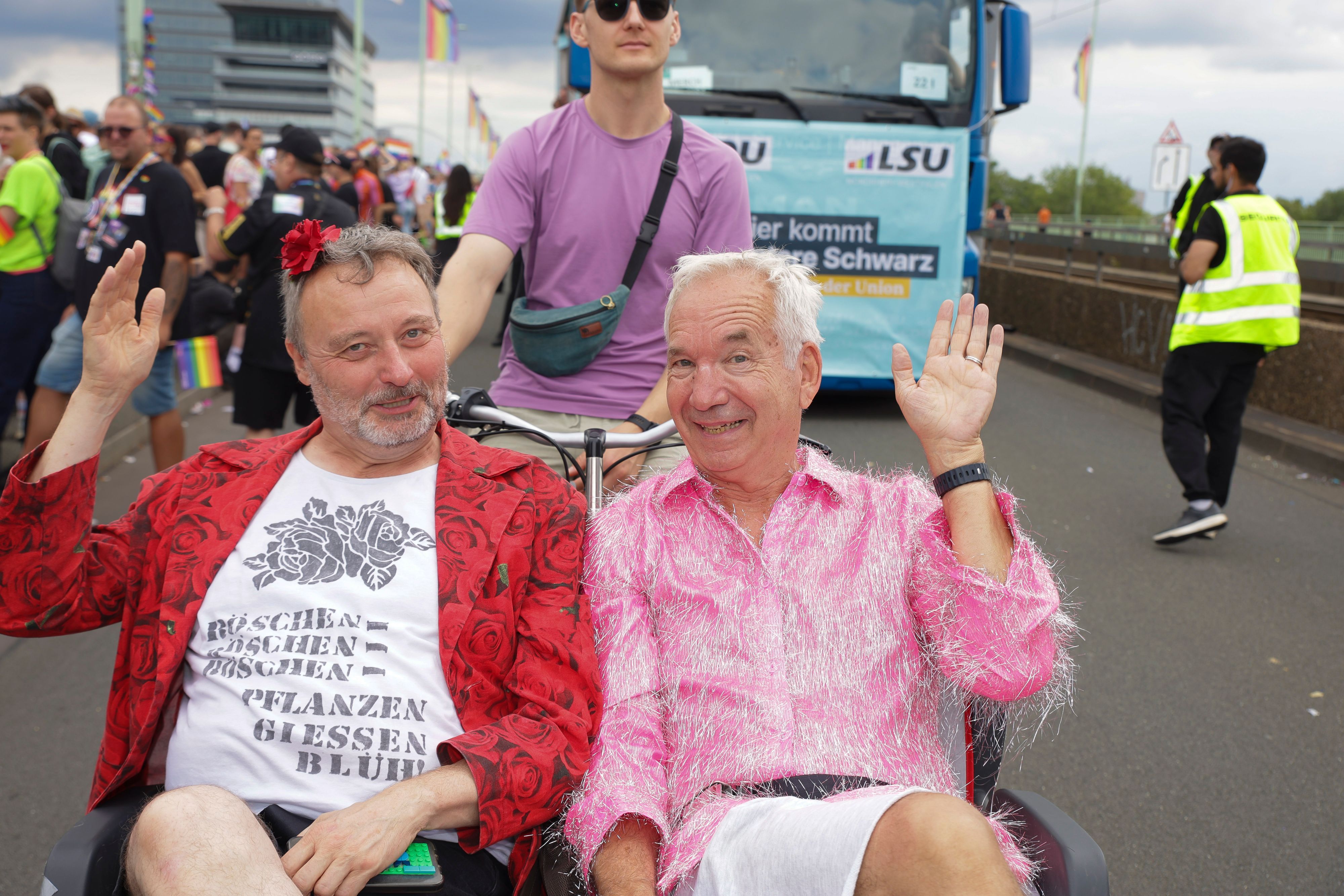 05.07.2026: Matthias Brandebusemeyer und Claus Vincon.Cologne Pride 2026(CSD-Parade 2026) auf der Hohenzollernbrücke in Köln.Foto:Dirk Borm Cologne Pride 2026(CSD-Parade 2026) auf der Hohenzollernbrücke in Köln.Foto:Dirk Borm