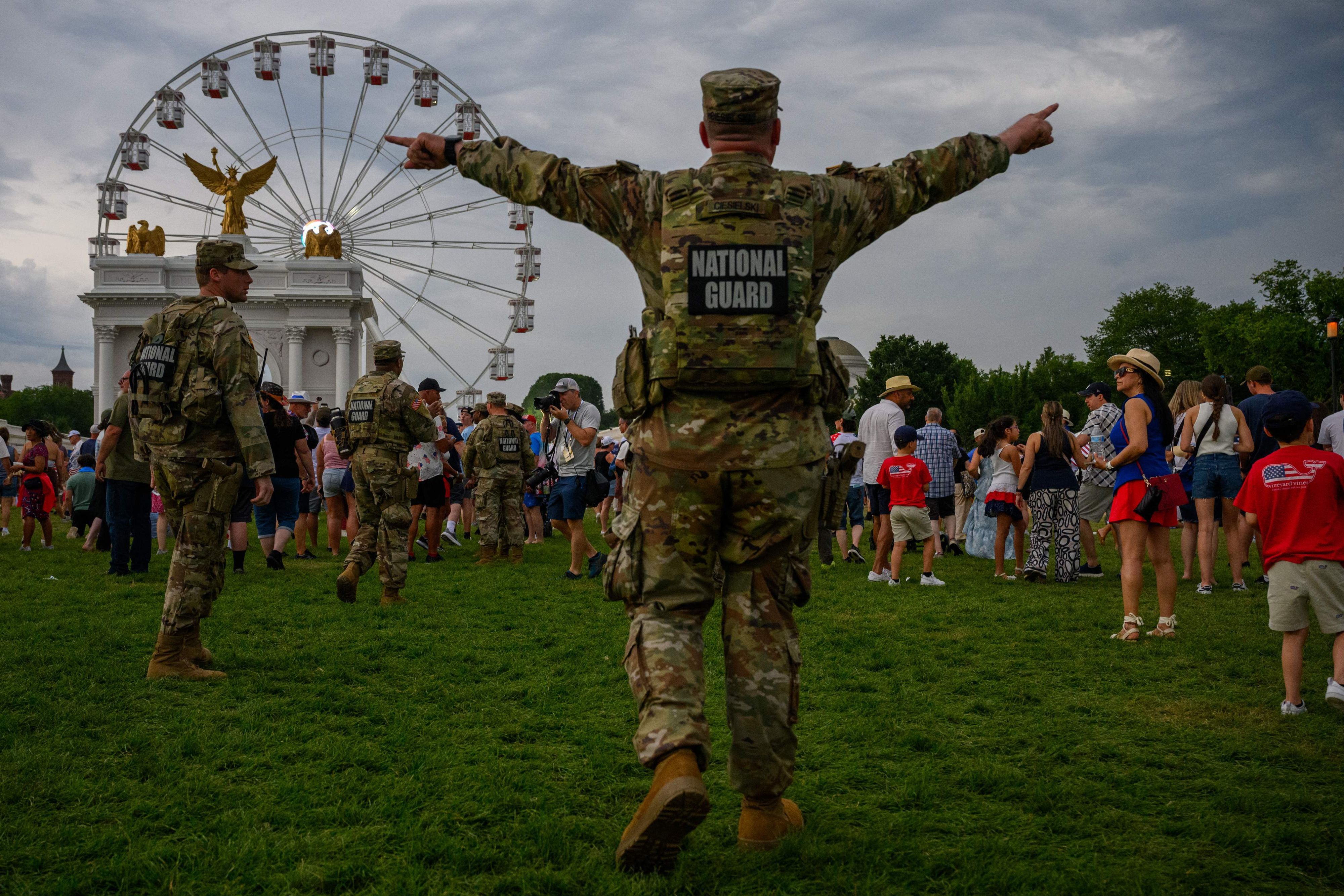 Truppen der US-Nationalgarde versuchen, das Gelände zu räumen.