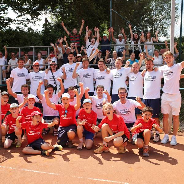 Bild einer jubelnden Tennismannschaft