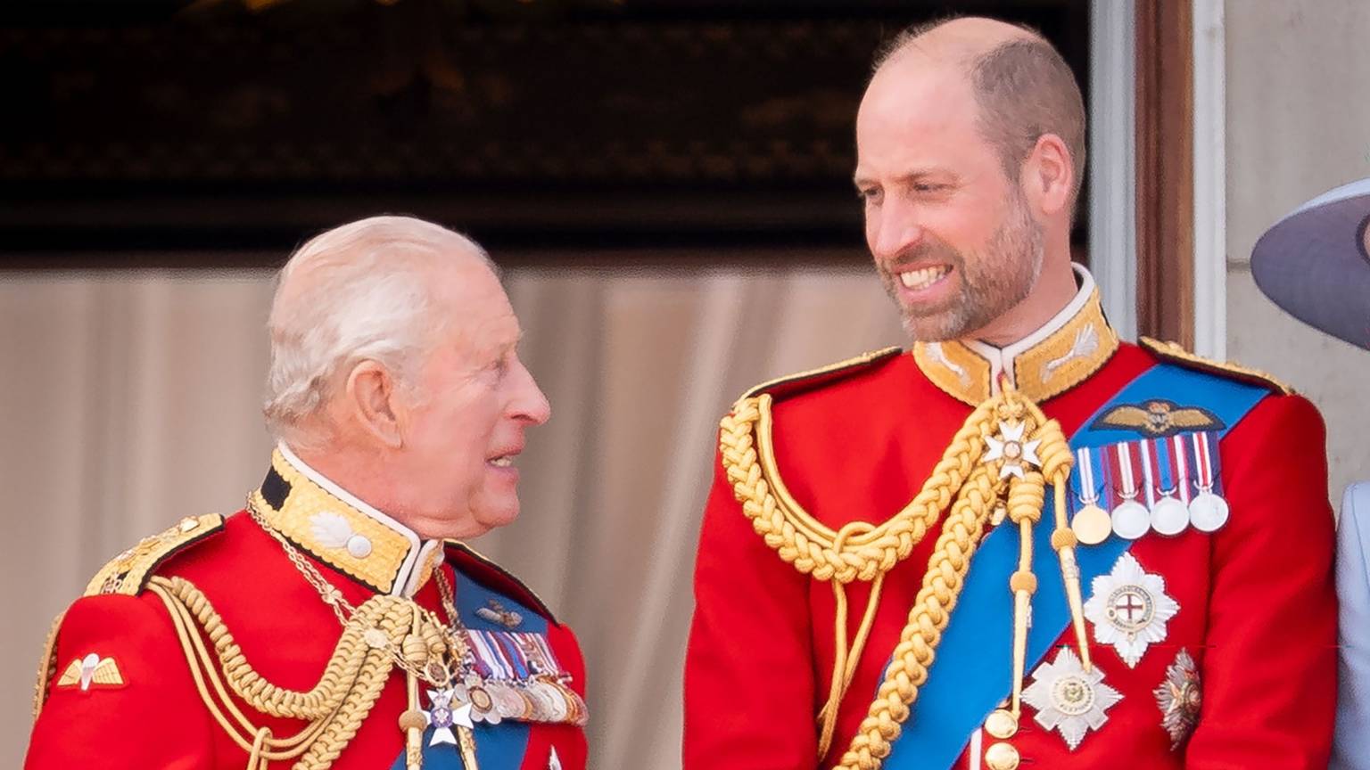 König Charles III. und William, Prinz von Wales auf dem Balkon des Buckingham Palace in London, um den Flugüberflug im Anschluss an die „Trooping the Colour“.