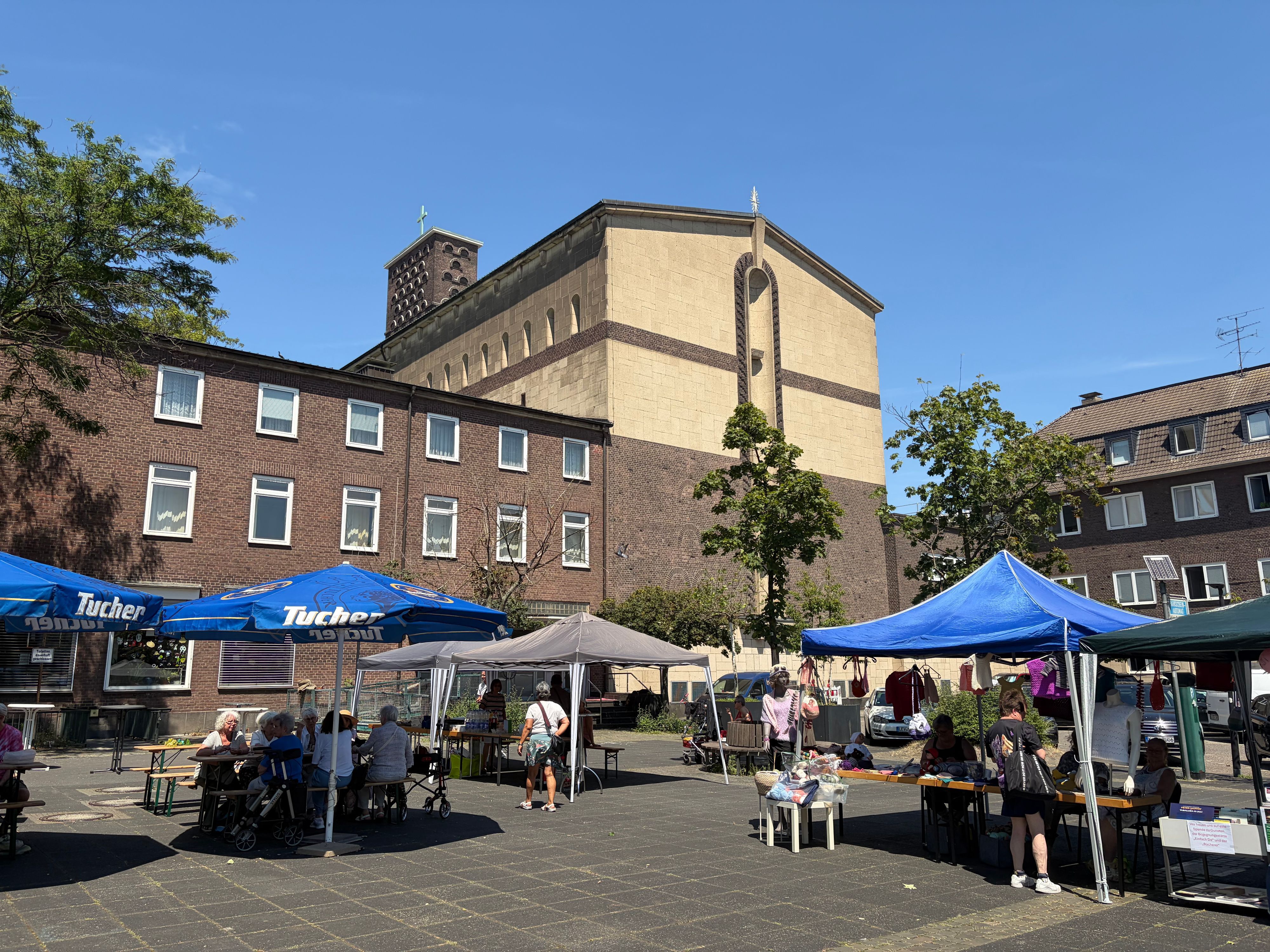 Die Wiesdorfer Begegnungsstätte „Einfach da“ feierte ihr Sommerfest am Marktplatz.