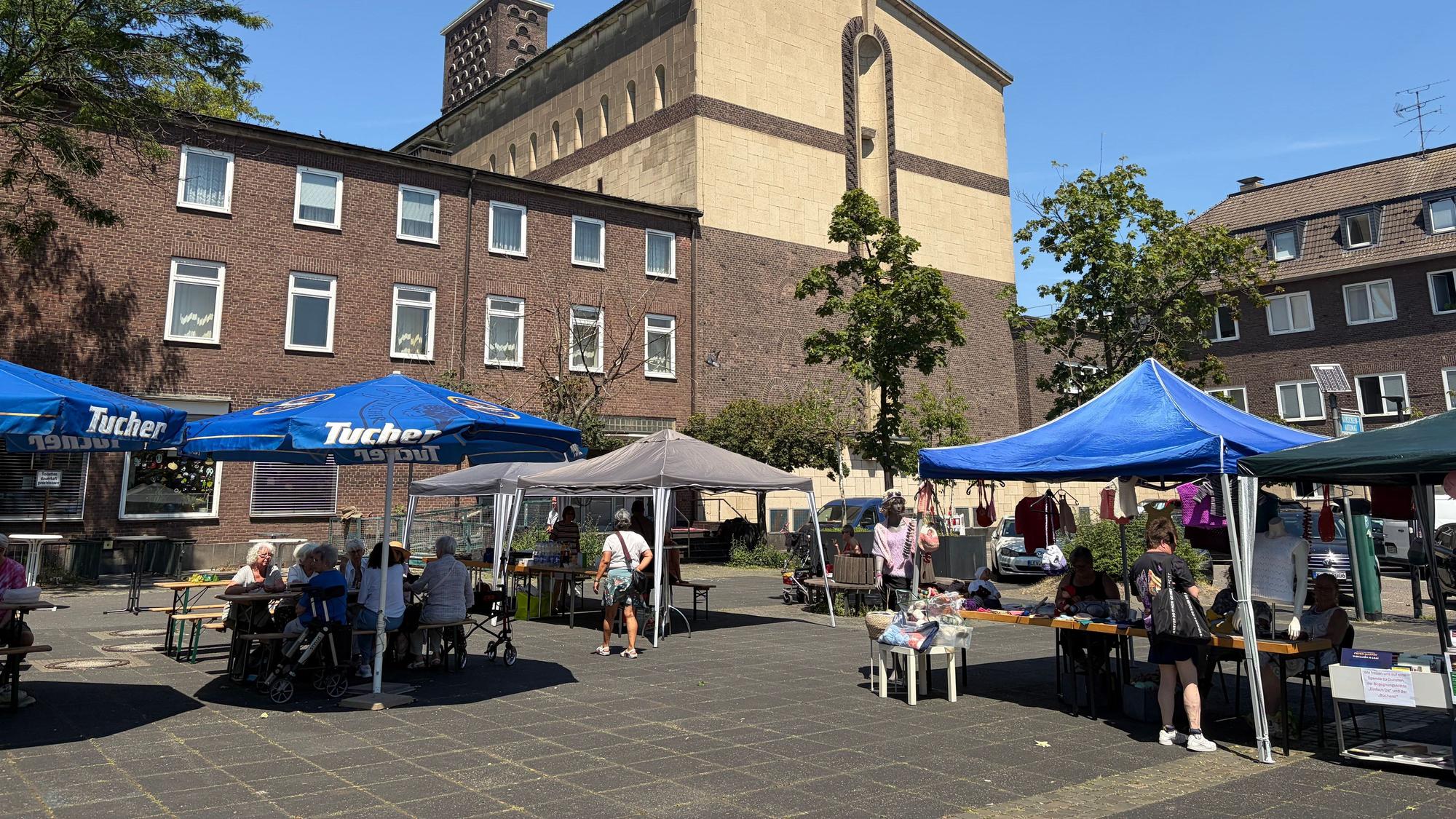 Die Wiesdorfer Begegnungsstätte „Einfach da“ feierte ihr Sommerfest am Marktplatz.