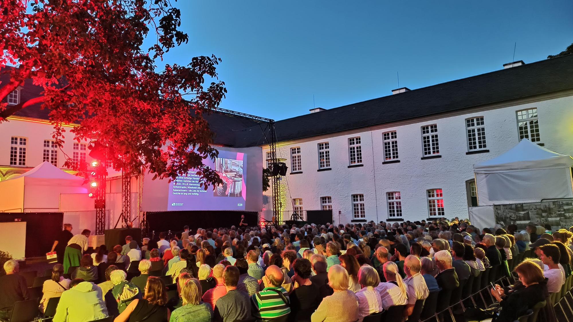 Open-Ari-Kino im Wirtschaftshof der Abtei Brauweiler: Jeder Platz ist besetzt.