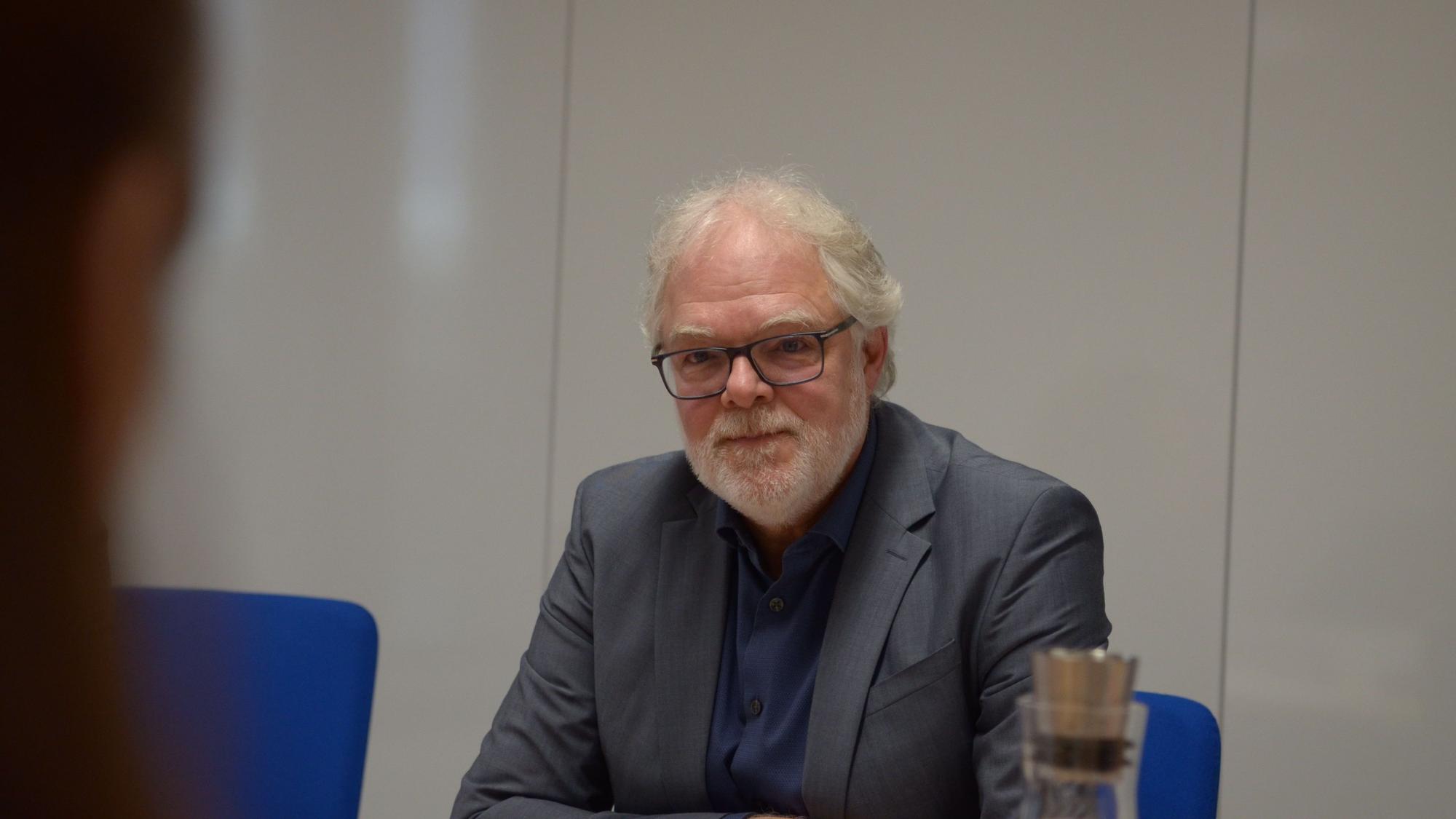 Ralf Holtkötter sitzt an einem Tisch.