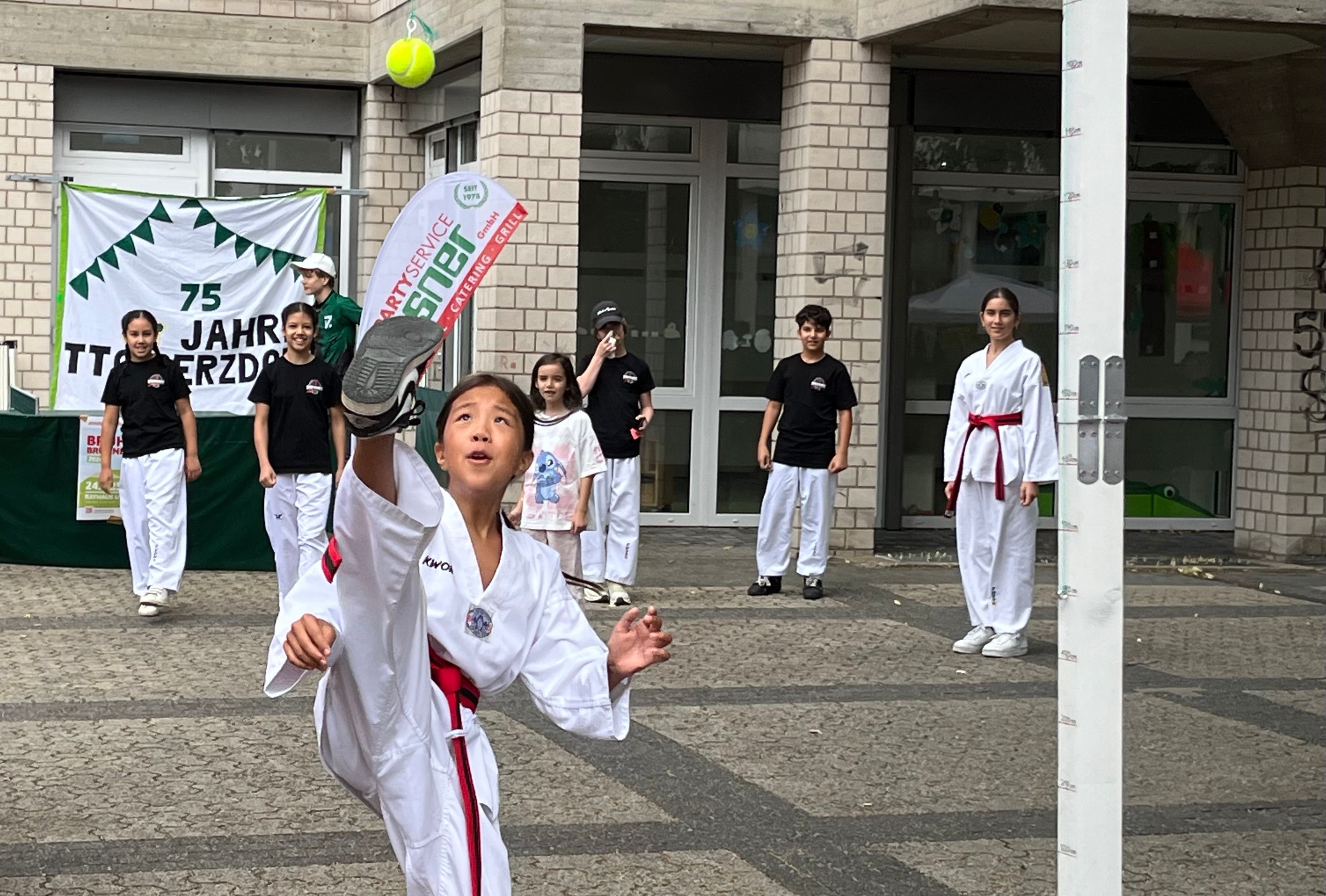 Zu sehen ist ein Mädchen im Taekwondo-Anzug.