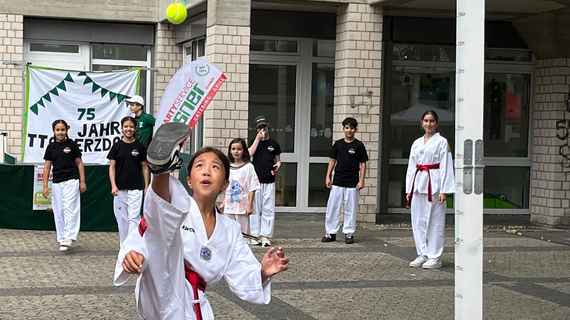 Zu sehen ist ein Mädchen im Taekwondo-Anzug.