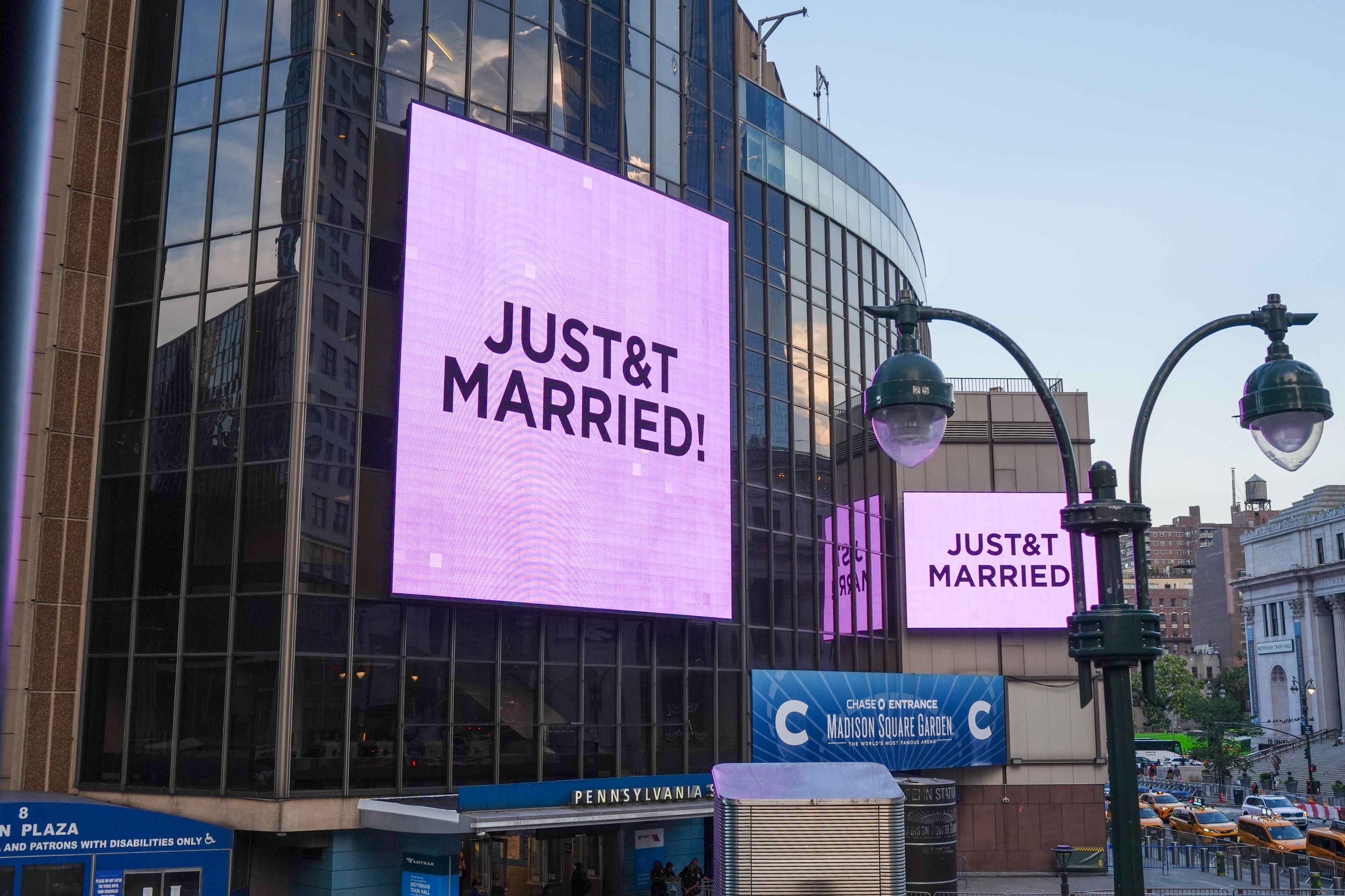 Anlässlich der Hochzeit der Sängerin Taylor Swift und des NFL-Spielers Travis Kelce ist am Madison Square Garden ein Schild mit der Aufschrift „Just&t Married“ zu sehen.