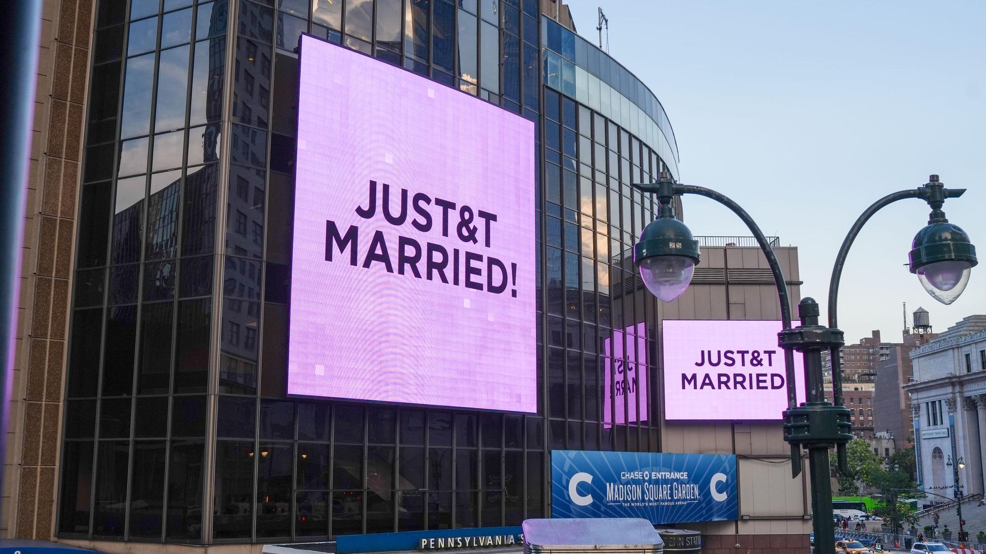 Anlässlich der Hochzeit der Sängerin Taylor Swift und des NFL-Spielers Travis Kelce ist am Madison Square Garden ein Schild mit der Aufschrift „Just&t Married“ zu sehen.