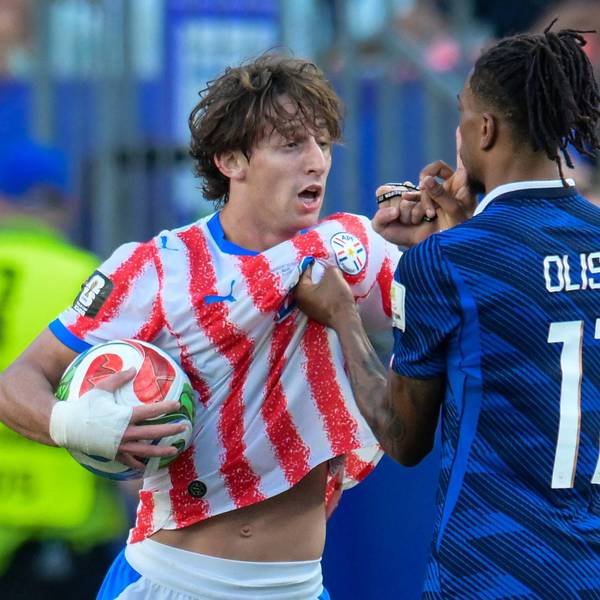 Matías Galarza gerät mit Michael Olise aneinander.