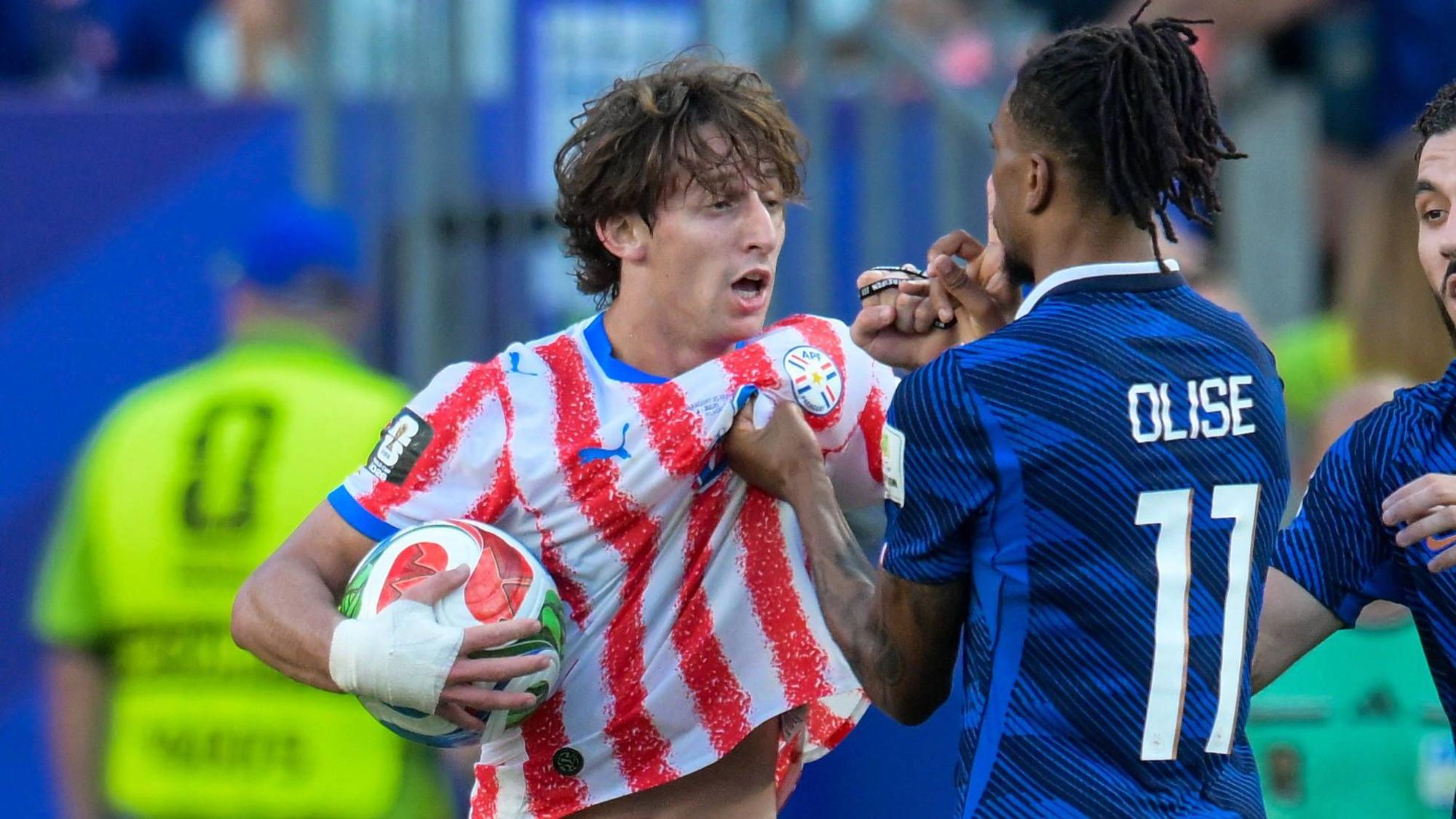 Matías Galarza gerät mit Michael Olise aneinander.