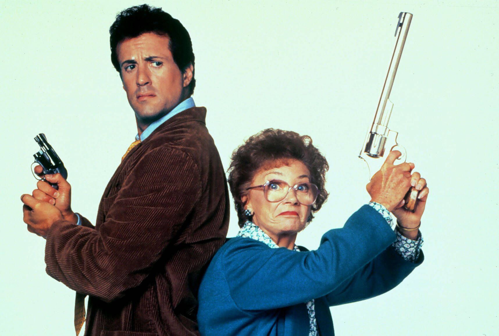Sylvester Stallone und Estelle Getty halten Pistolen in den Händen.