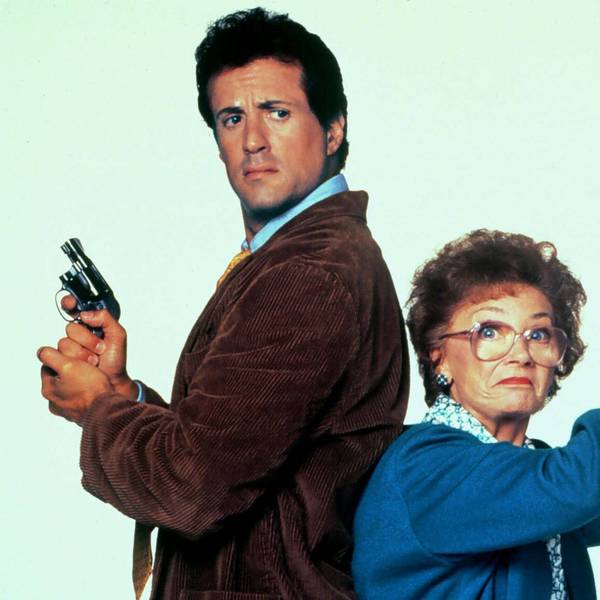Sylvester Stallone und Estelle Getty halten Pistolen in den Händen.