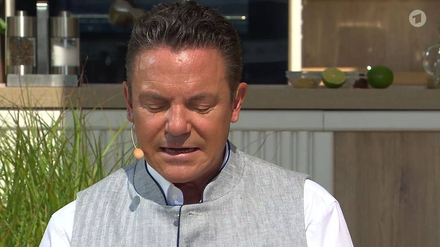 Im Gespräch mit Patrick Lindner erinnerte sich Stefan Mross an seine verstorbenen Eltern. (Bild: ARD)