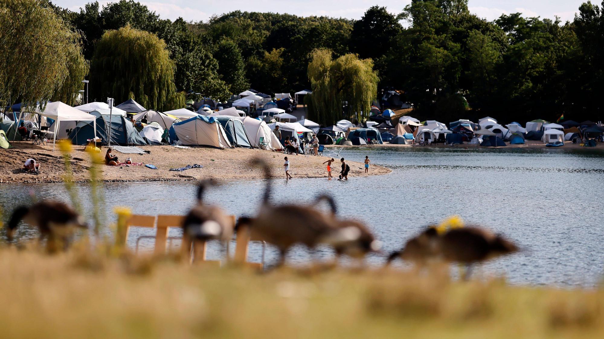 Die Festivalgäste zelten in Ufernähe.