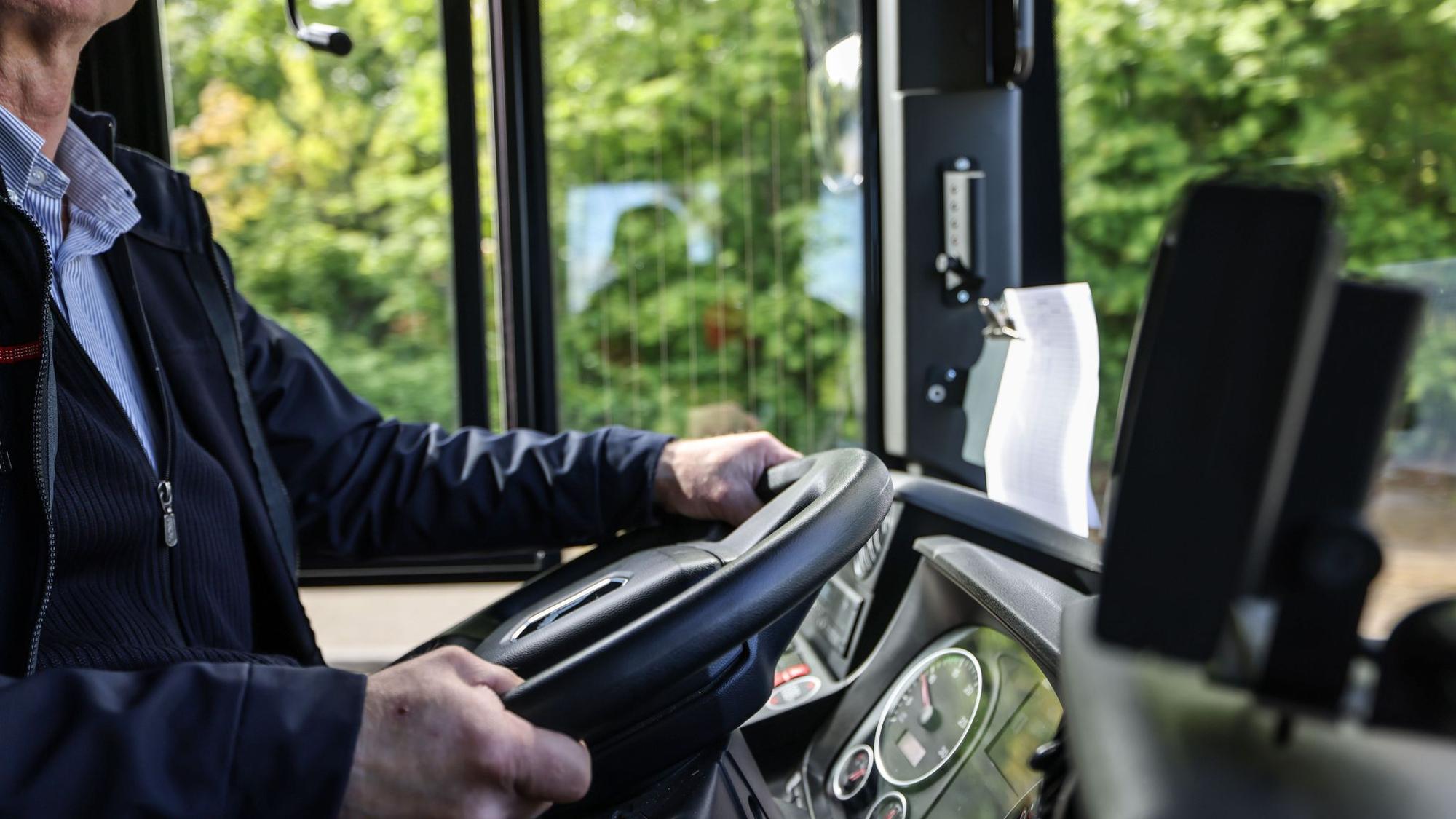 Zwei von fünf Bus- und Straßenbahnfahrerinnen und -fahrern in Deutschland gehen in den nächsten 10 bis 15 Jahren in Rente. (Archivbild)