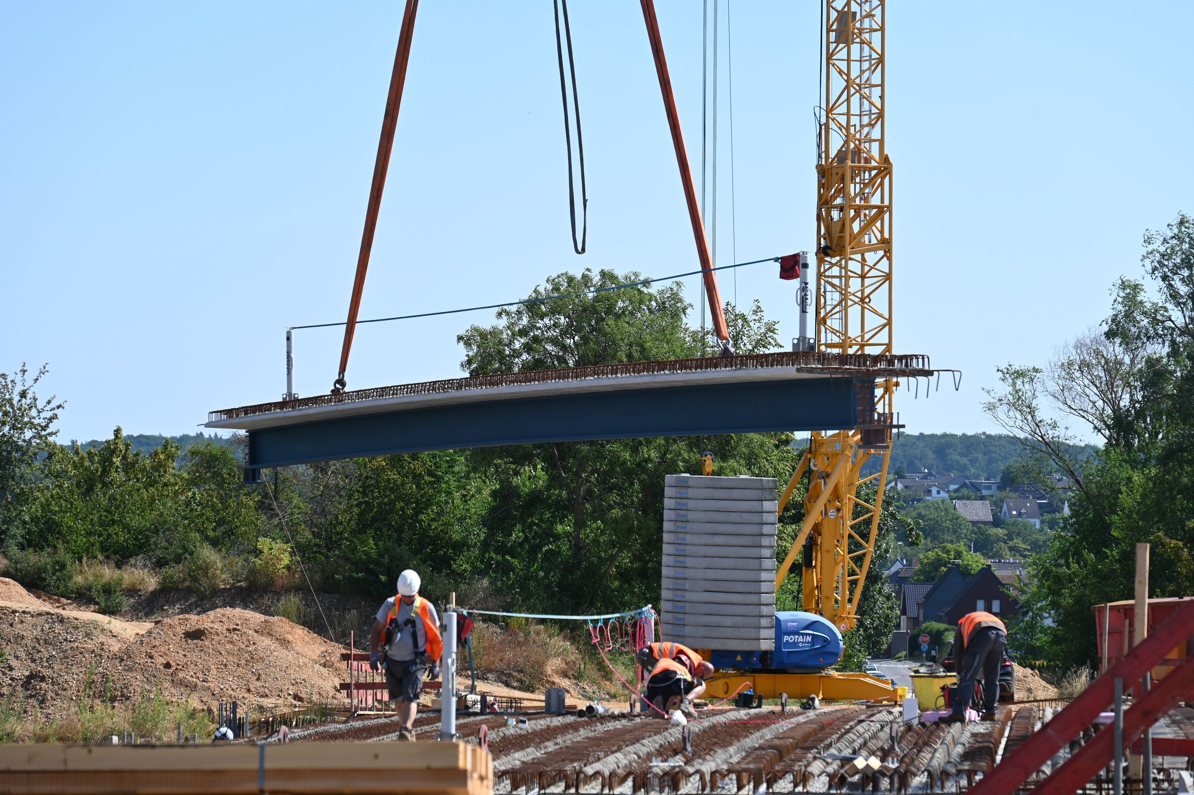 Bauarbeiter arbeiten an dem Neubau einer Brücke.