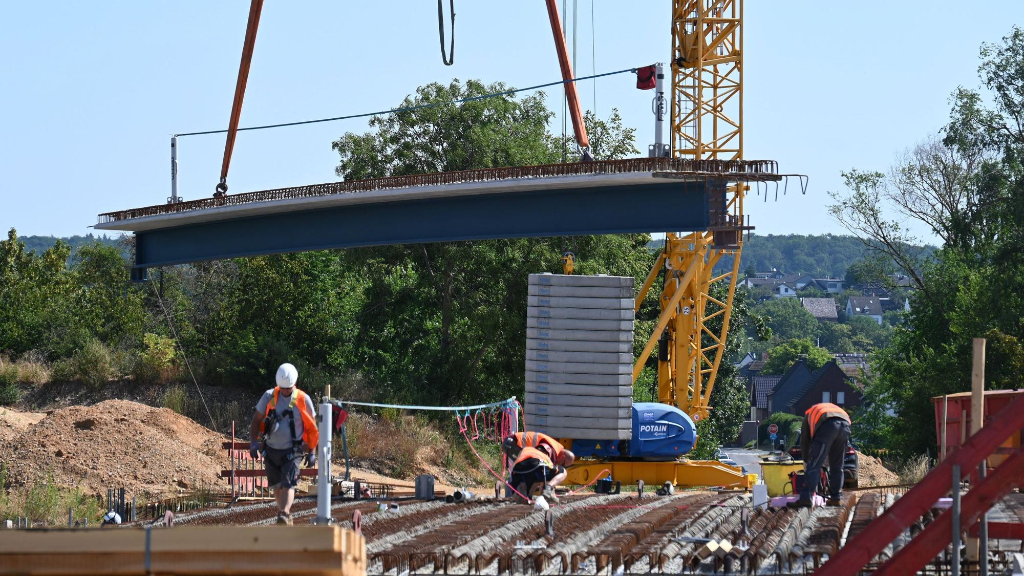 Bauarbeiter arbeiten an dem Neubau einer Brücke.