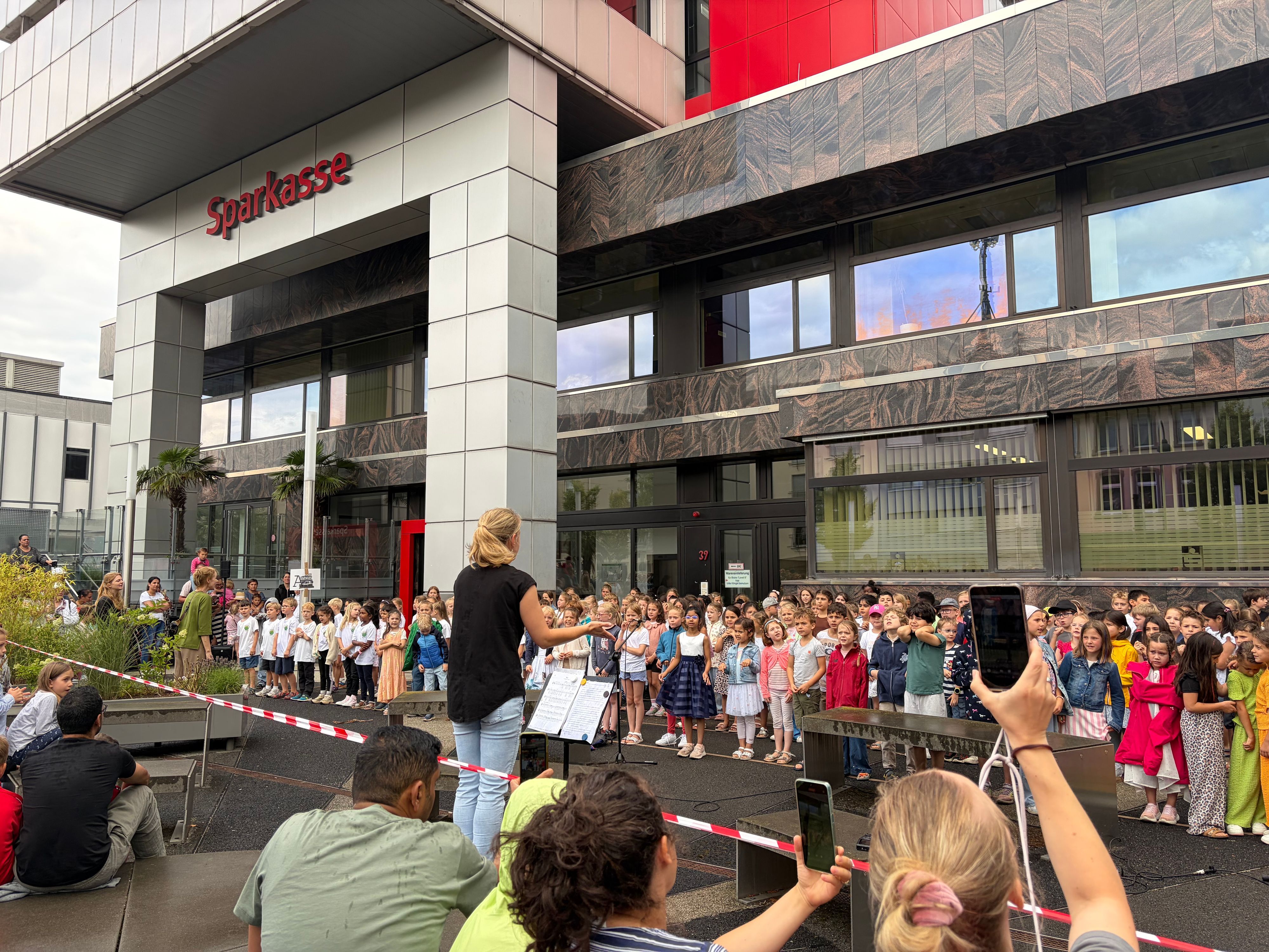 „All-You-Can-Hear“. Auf der Bühne vor der Sparkasse war immer was los.