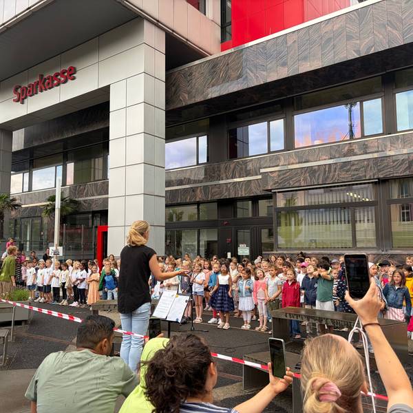 „All-You-Can-Hear“. Auf der Bühne vor der Sparkasse war immer was los.