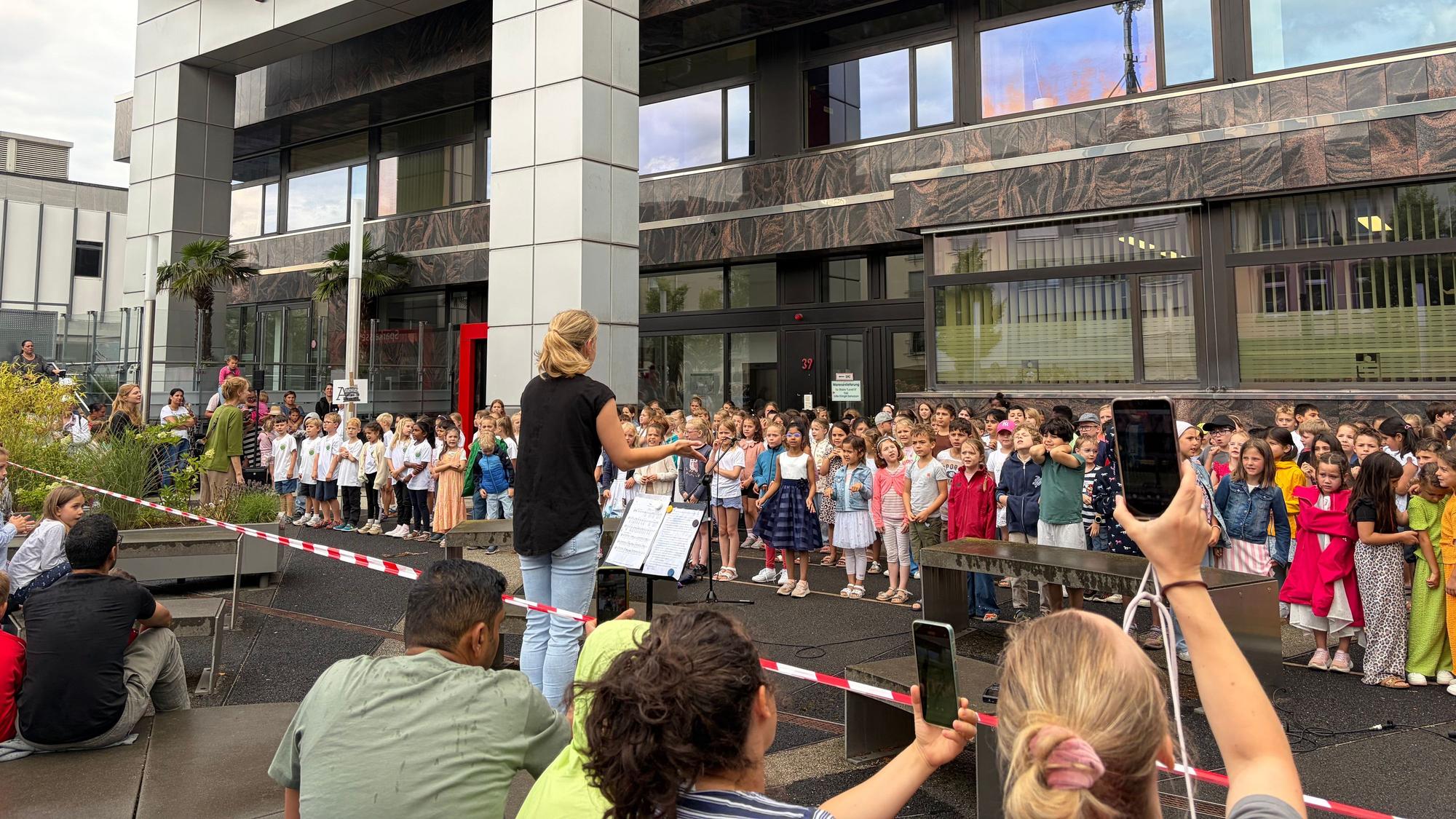 „All-You-Can-Hear“. Auf der Bühne vor der Sparkasse war immer was los.
