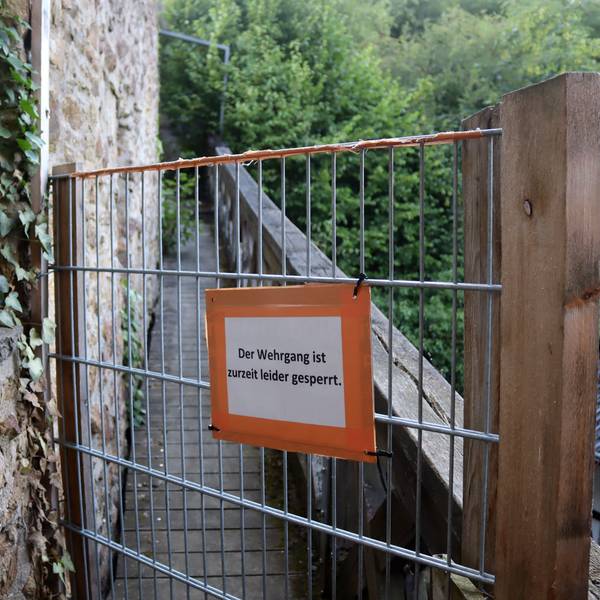 Ein Zaunelement versperrt den Wehrgang in Bad Münstereifel. Auf einem Schild steht „Der Wehrgang ist zurzeit leider gesperrt.“