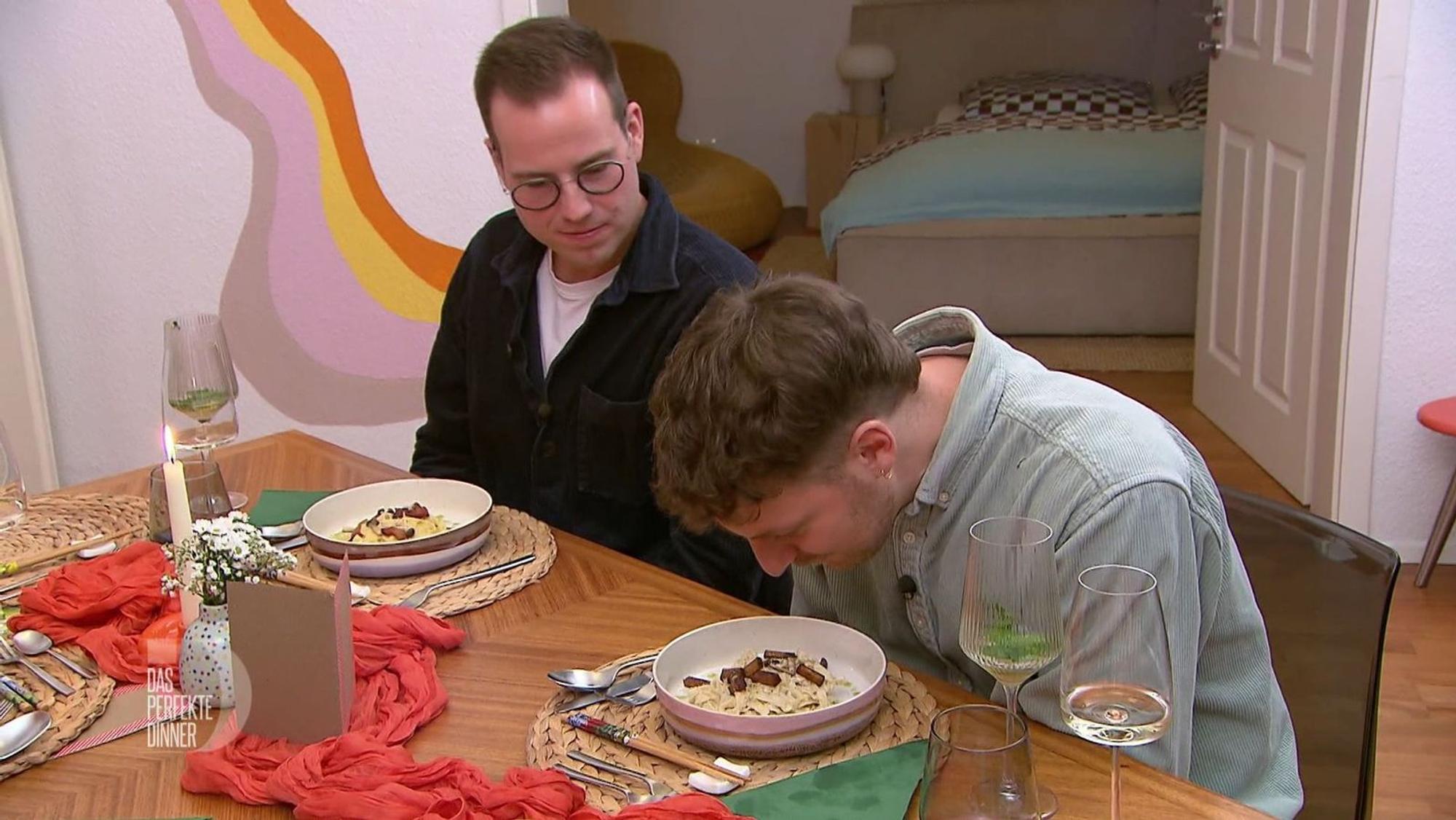 Die Carbonara - für Jonas (links) nicht-vegan, für Niclas vegan - riecht schon mal gut.
(Bild: RTL)