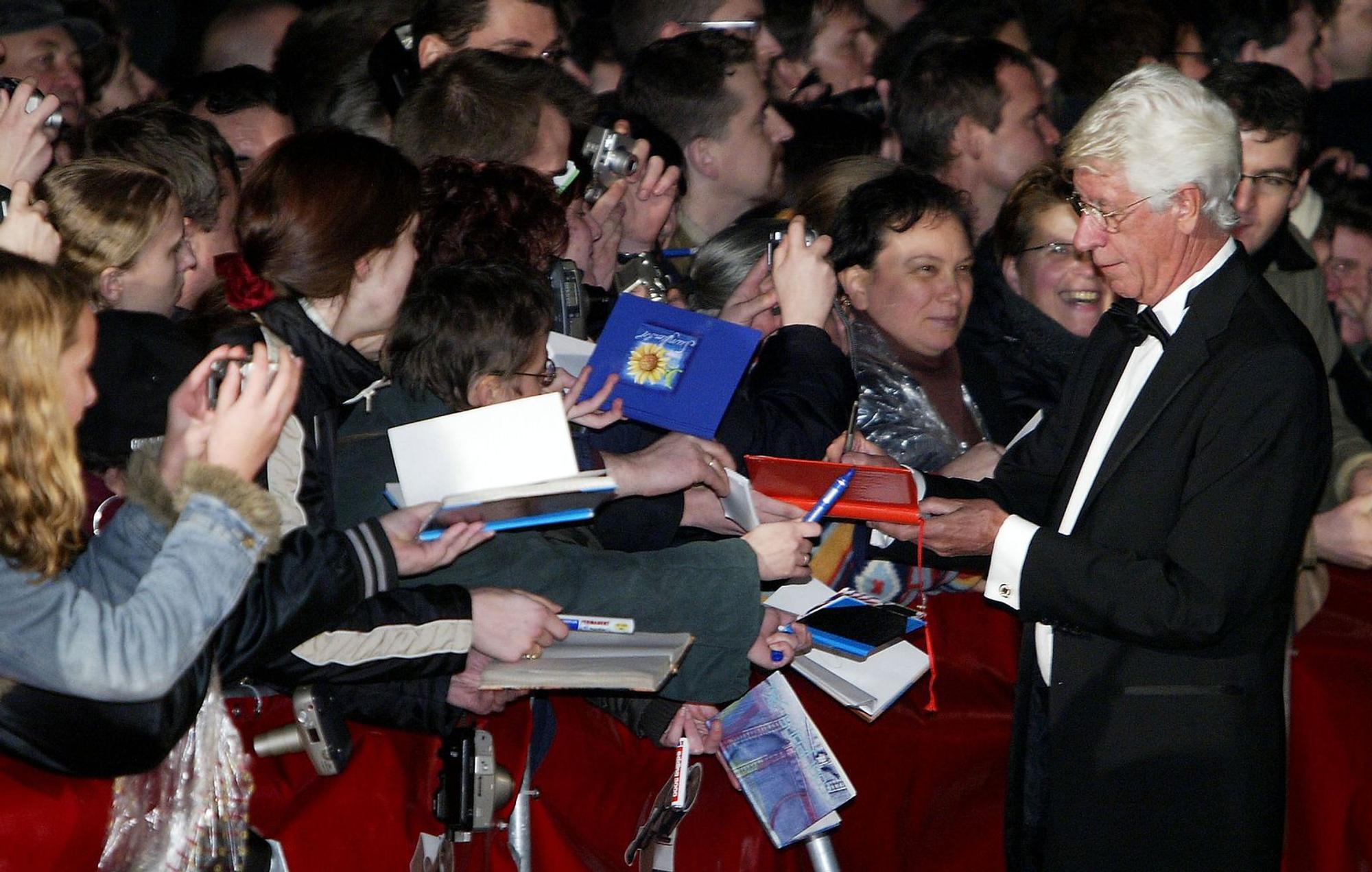 Rudi Carrell, hier bei der Goldene-Kamera-Gala 2004 in Berlin, benannte als sein Erfolgsgeheimnis, dass er immer auf Kleinigkeiten geachtet habe: „Ich bin immer der Erste, der ins Studio kommt und der Letzte, der geht.“ (Bild: Sean Gallup/Getty Images)