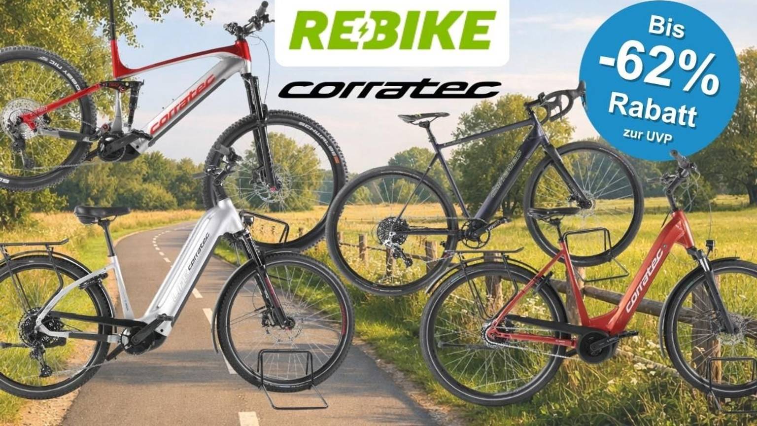 Corratec E-Bikes vor einem Hintergrund mit einer idyllischen Landstraße an einem strahlenden Sommernachmittag, ringherum viel Wiese und Wald. Zu sehen sind vier Fahrräder in den Farben Weiß, Rot und Dunkelgrau – darunter City- und Trekkingräder sowie ein Fully-Mountainbike. Oben die Logos von Rebike und Corratec, rechts oben ein blauer Button mit der Aufschrift „Bis -62% Rabatt zur UVP".