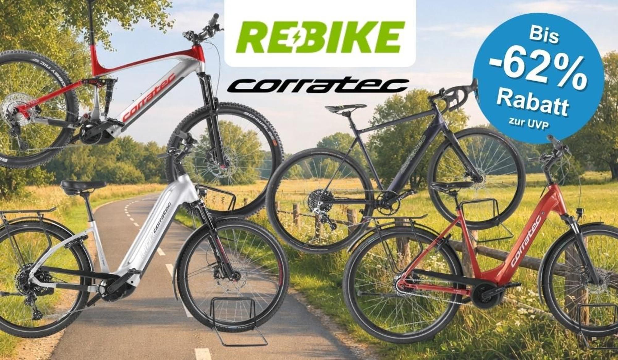 Corratec E-Bikes vor einem Hintergrund mit einer idyllischen Landstraße an einem strahlenden Sommernachmittag, ringherum viel Wiese und Wald. Zu sehen sind vier Fahrräder in den Farben Weiß, Rot und Dunkelgrau – darunter City- und Trekkingräder sowie ein Fully-Mountainbike. Oben die Logos von Rebike und Corratec, rechts oben ein blauer Button mit der Aufschrift „Bis -62% Rabatt zur UVP".