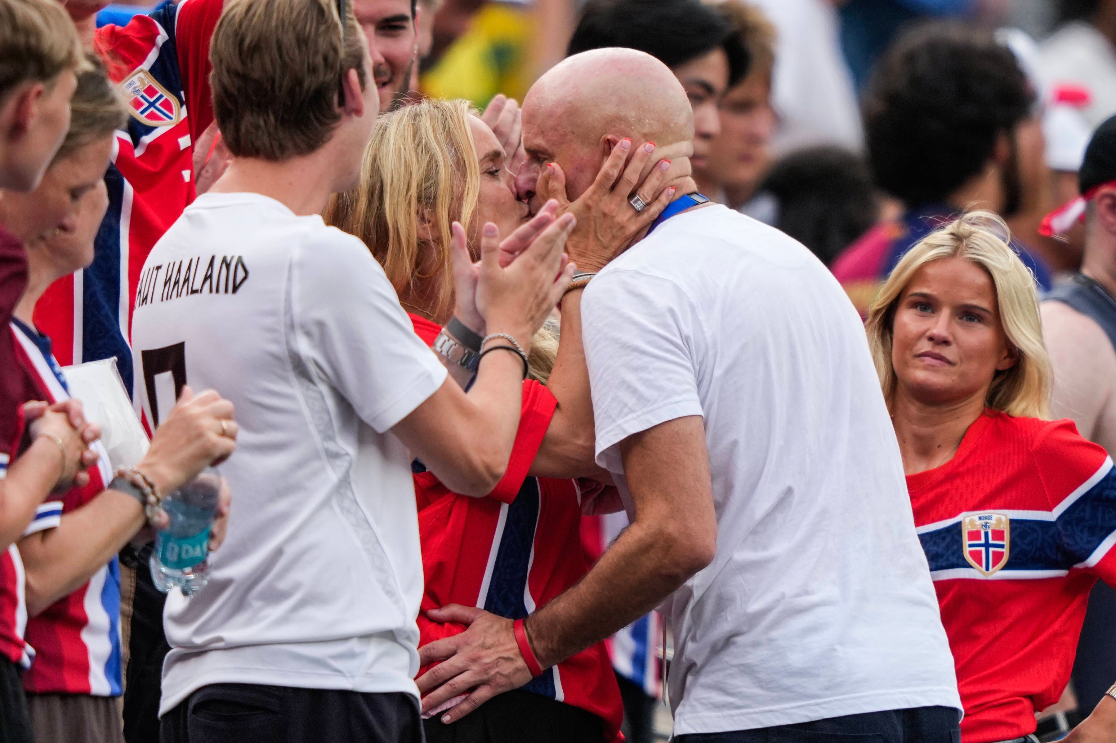 Stale Solbakken küsst nach dem Spiel seine Frau, im Hintergrund steht die Tochter.