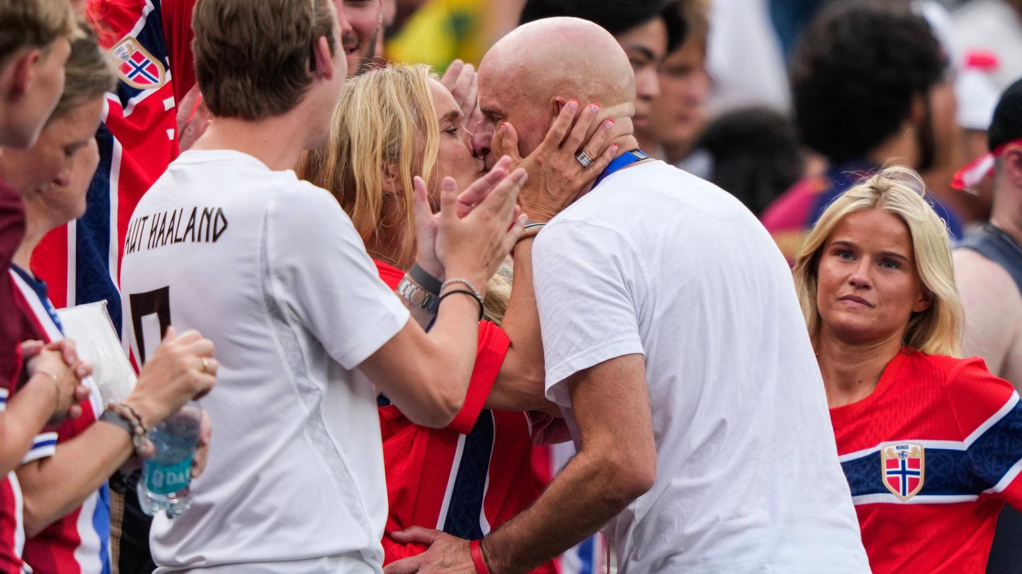 Stale Solbakken küsst nach dem Spiel seine Frau, im Hintergrund steht die Tochter.