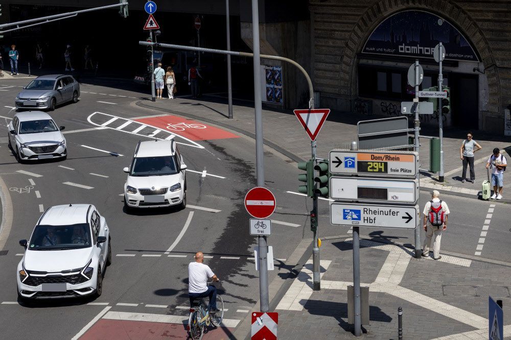Konfliktreich: Nur die rechte der beiden Abbiegespuren führt zur Dom-Tiefgarage.