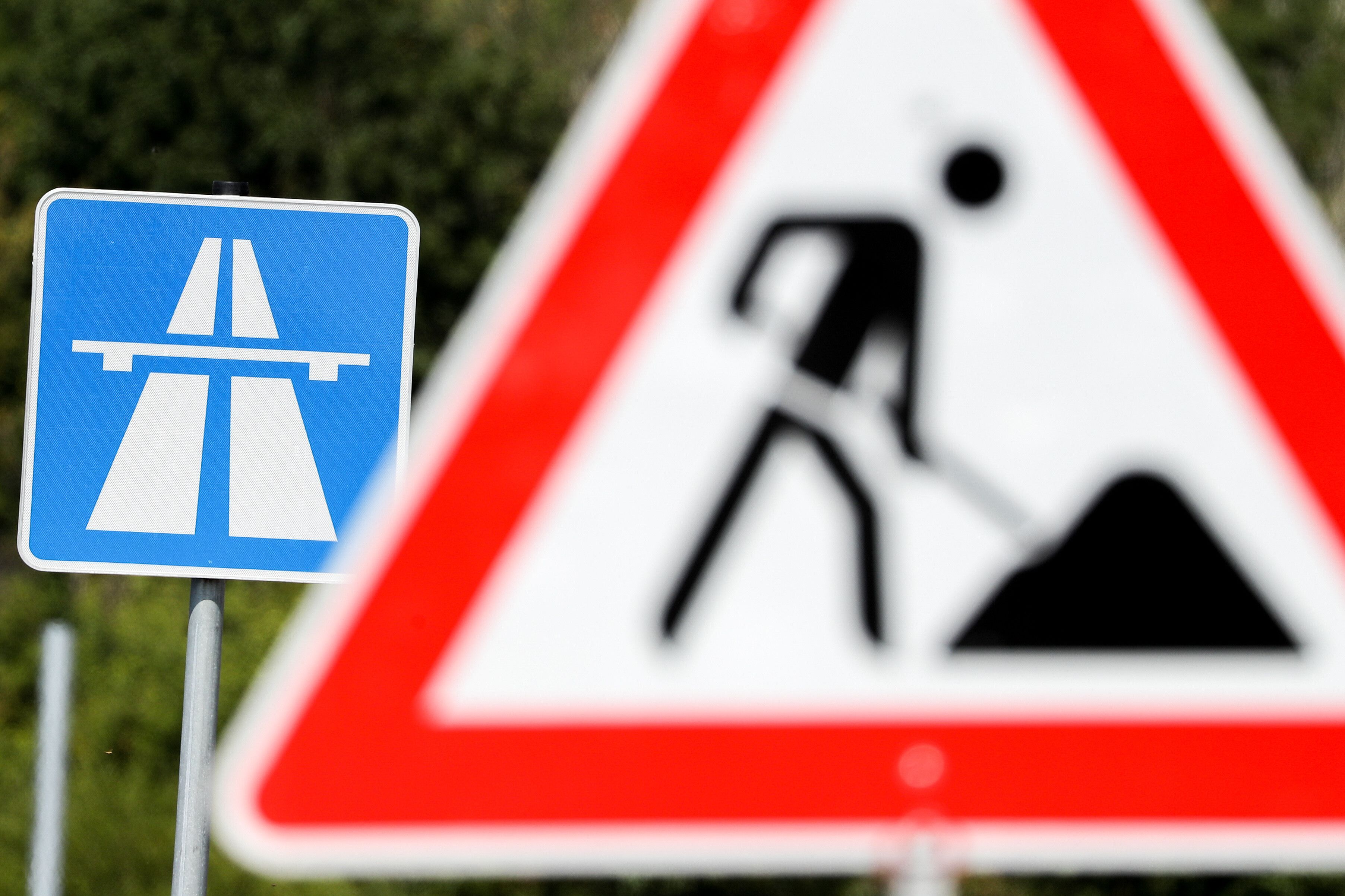 Ein Schild weist auf eine Baustelle auf einer Autobahn hin. (Symbolfoto)