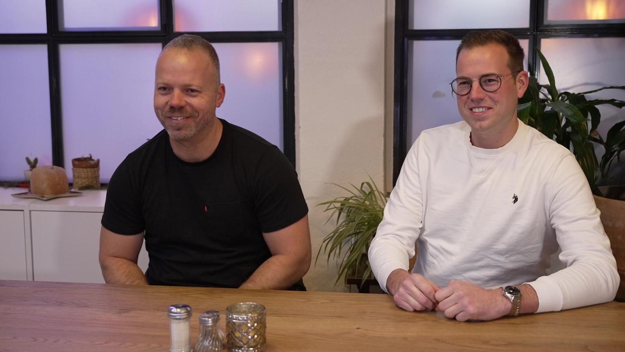Stefan (links) und Jonas sind froh, nicht an Tag 1 kochen zu müssen.
(Bild: RTL)