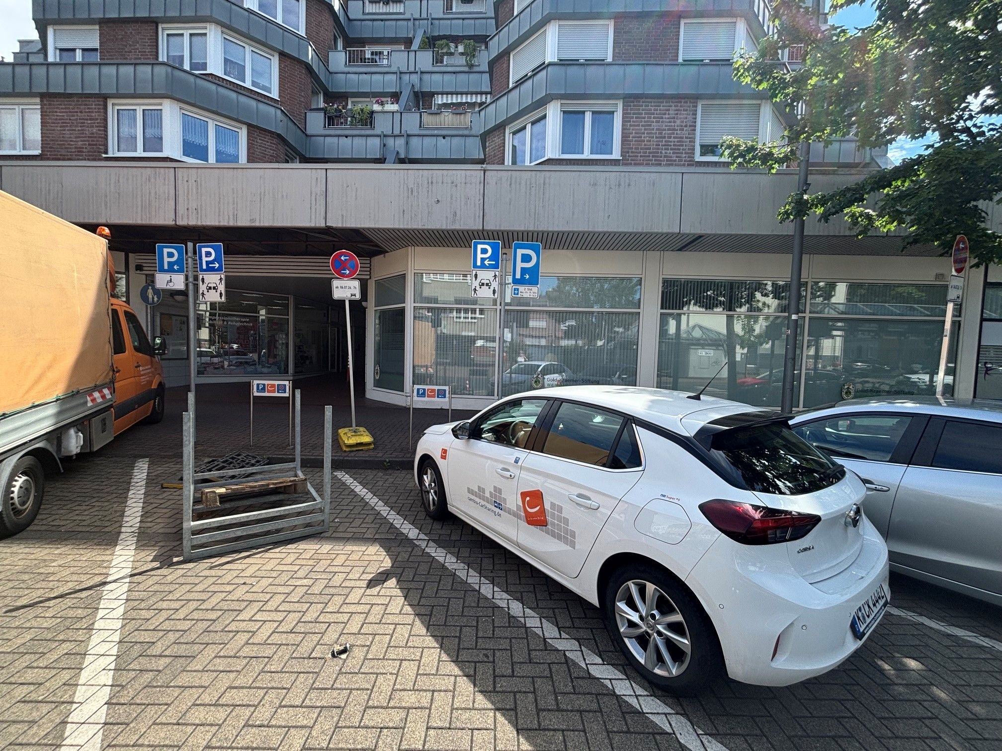 Auf dem Bild ist die Station am ZOB in Frechen zu sehen.