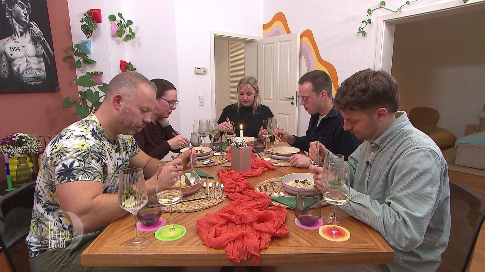 Sabrina, Franzi und Jonas essen die Carbonara mit Stäbchen.
 (Bild: RTL)