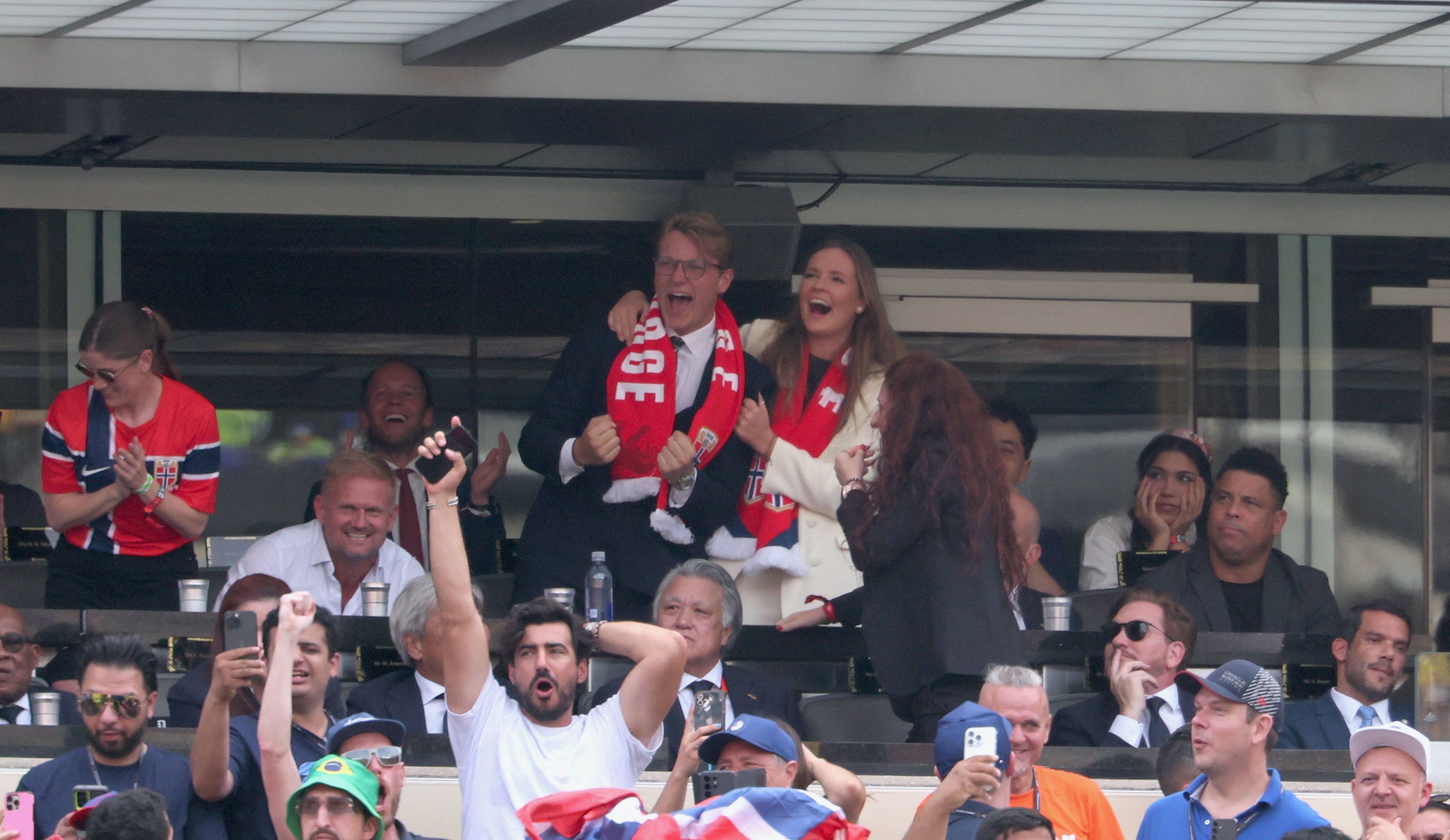 Prinzessin Ingrid Alexandra von Norwegen und ihr Bruder Prinz Sverre Magnus verfolgen am 05. Juli 2026 das WM-Achtelfinalspiel zwischen Brasilien und Norwegen im MetLife Stadium in East Rutherford, New Jersey.